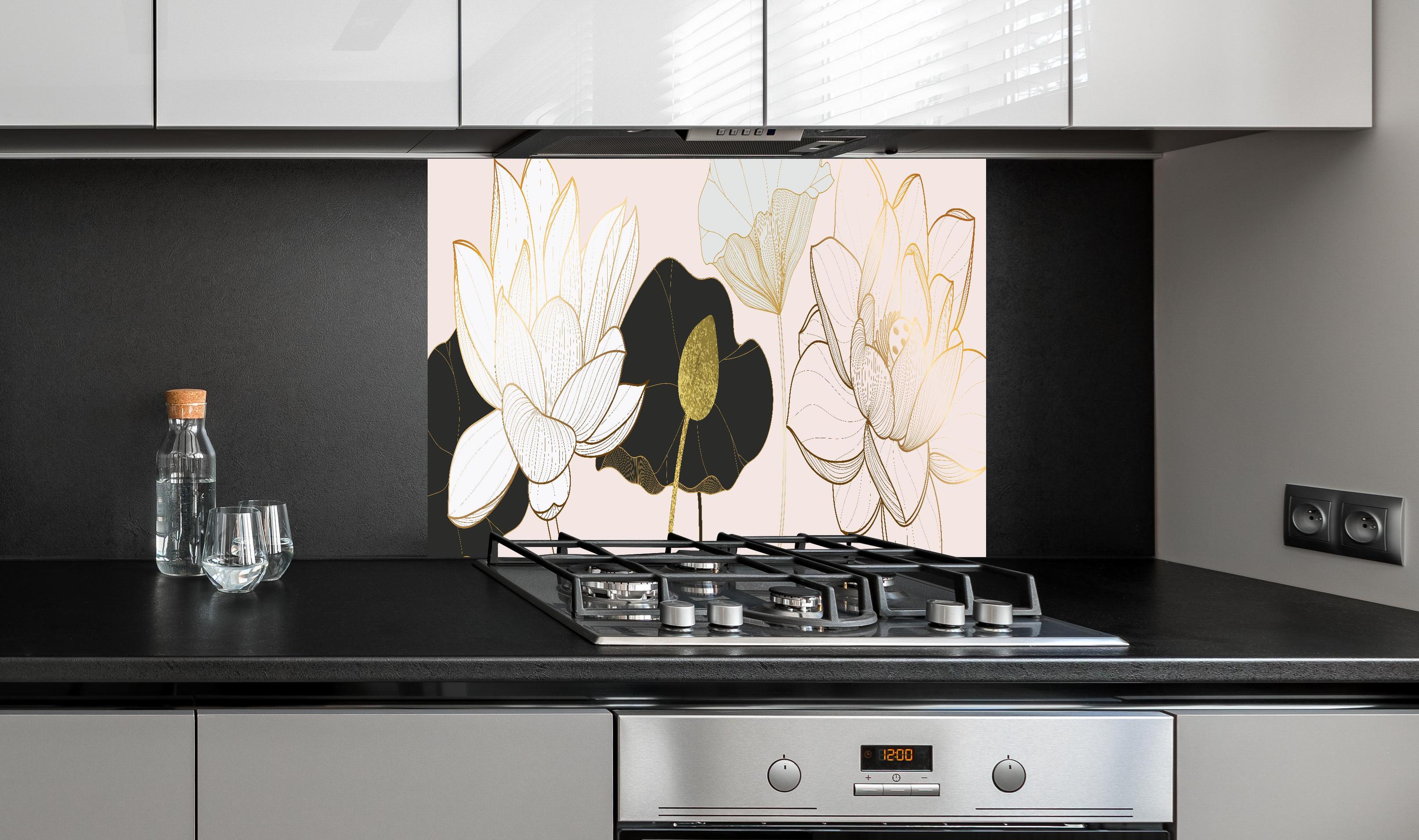 Spritzschutz - Abstrakte Lotusblüten in Gold-Schwarz-Design hinter einem Cerankochfeld zwischen Holz-Kochutensilien