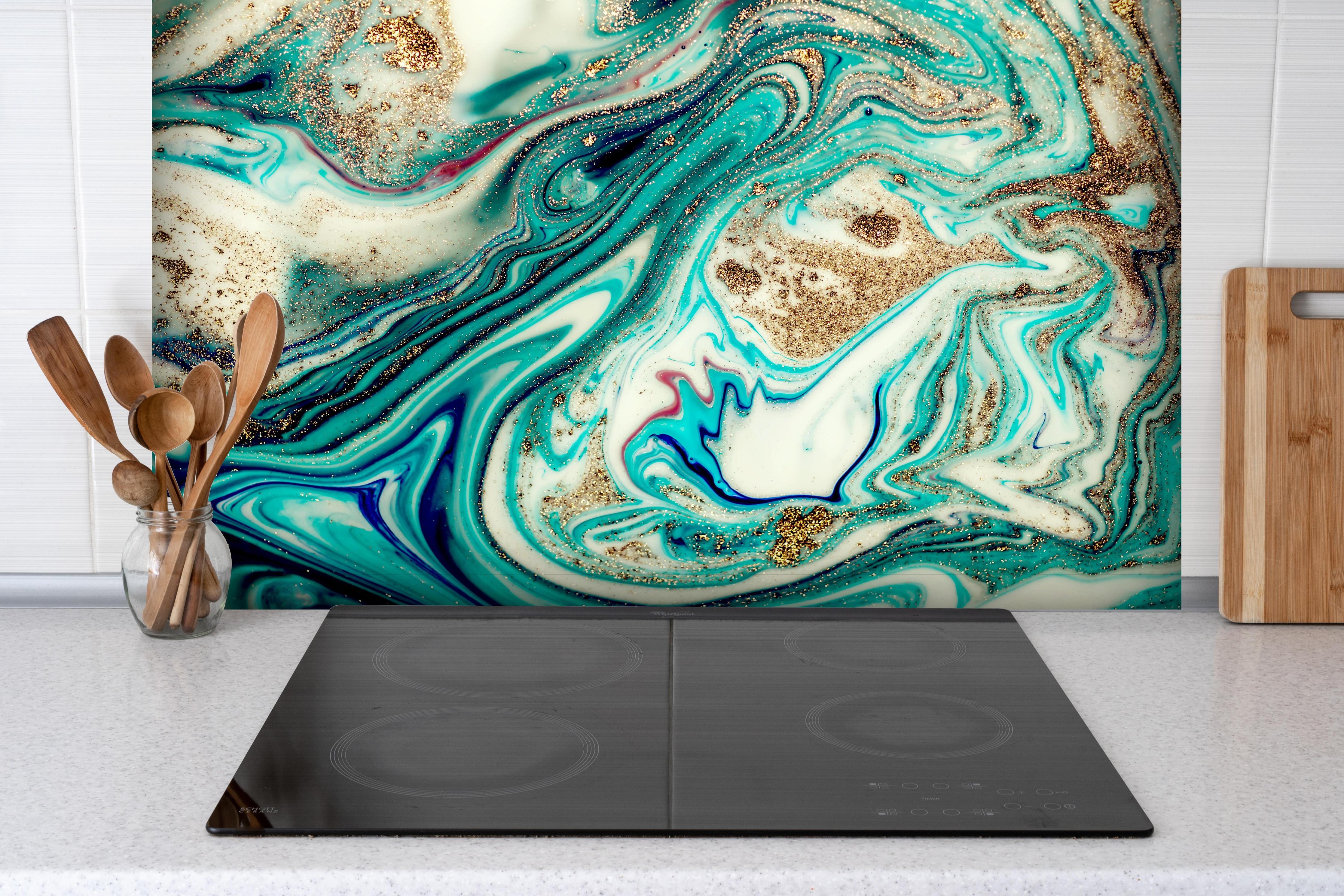 Spritzschutz - Abstrakte Luxuskunst im Marmorstil hinter einem Cerankochfeld zwischen Holz-Kochutensilien