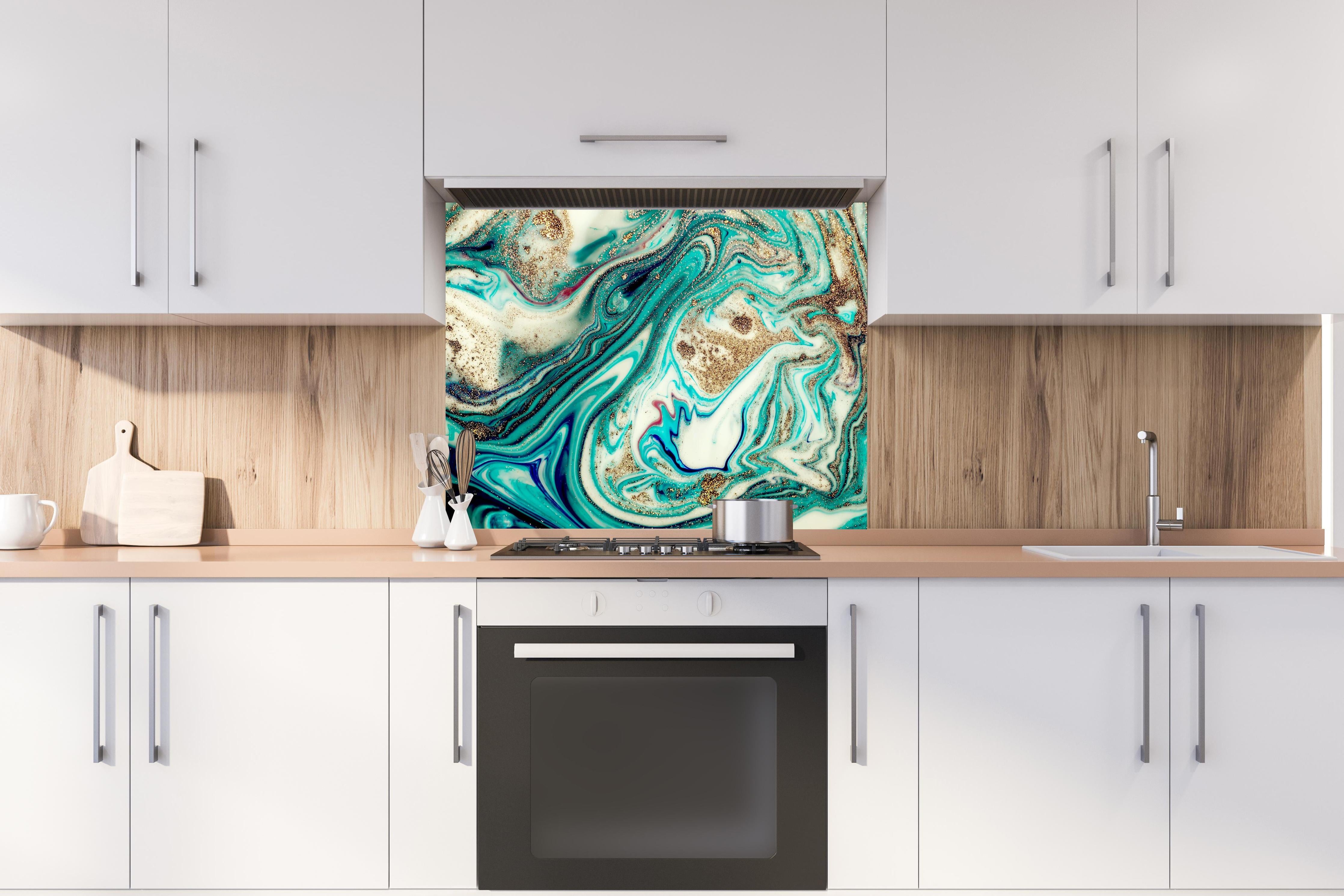 Spritzschutz - Abstrakte Luxuskunst im Marmorstil hinter einem Cerankochfeld zwischen Holz-Kochutensilien