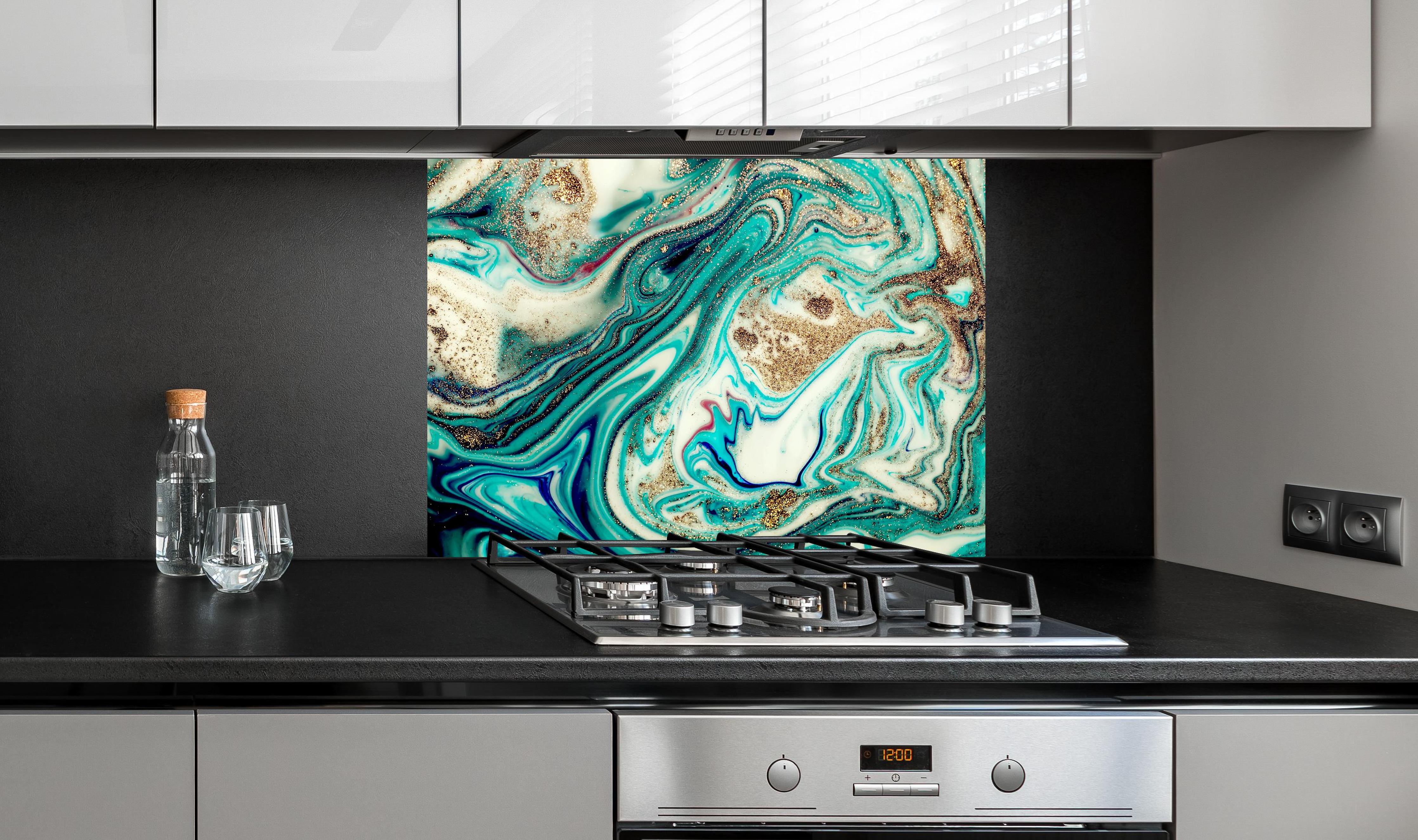 Spritzschutz - Abstrakte Luxuskunst im Marmorstil hinter einem Cerankochfeld zwischen Holz-Kochutensilien