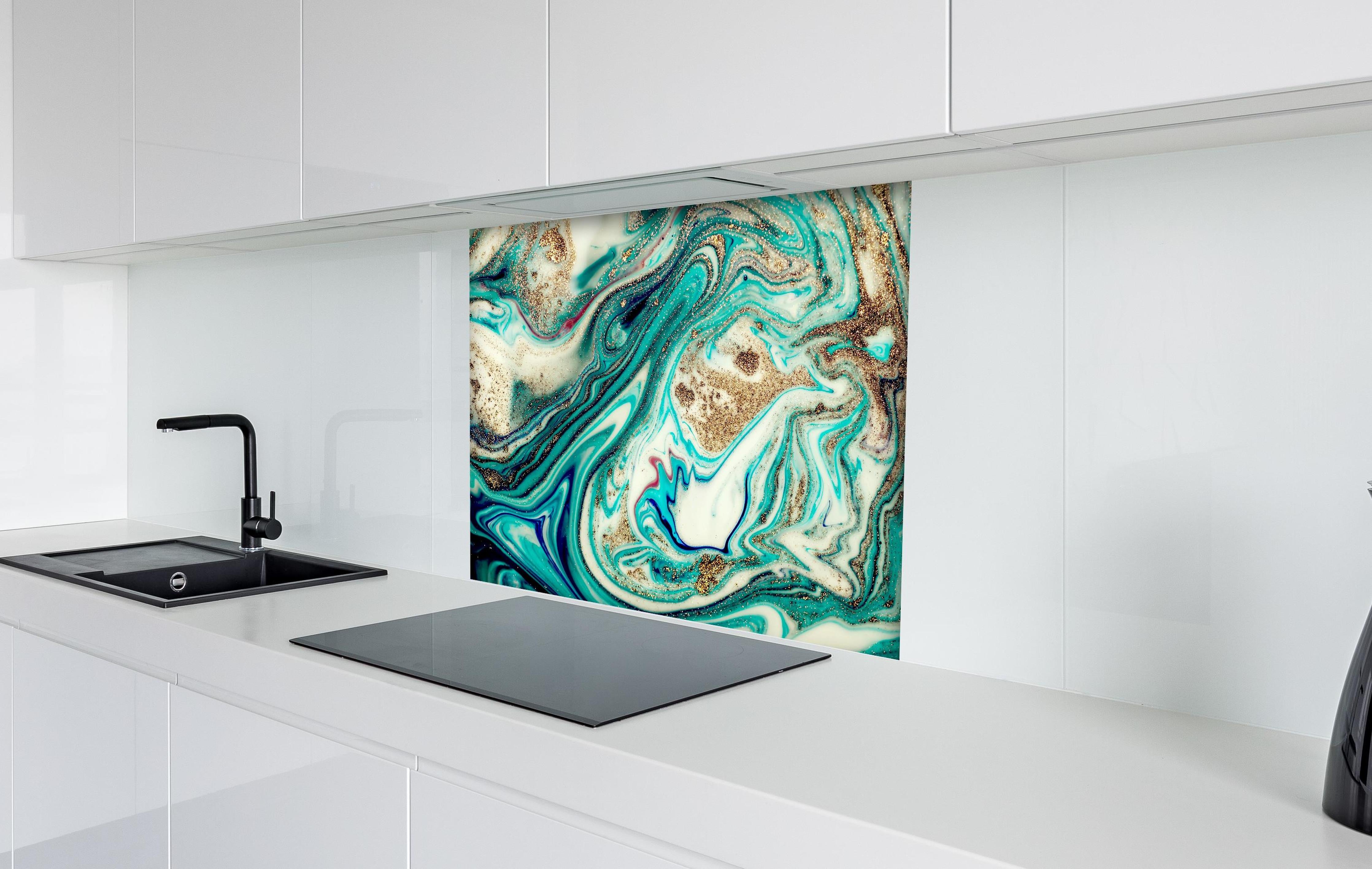 Spritzschutz - Abstrakte Luxuskunst im Marmorstil hinter einem Cerankochfeld zwischen Holz-Kochutensilien