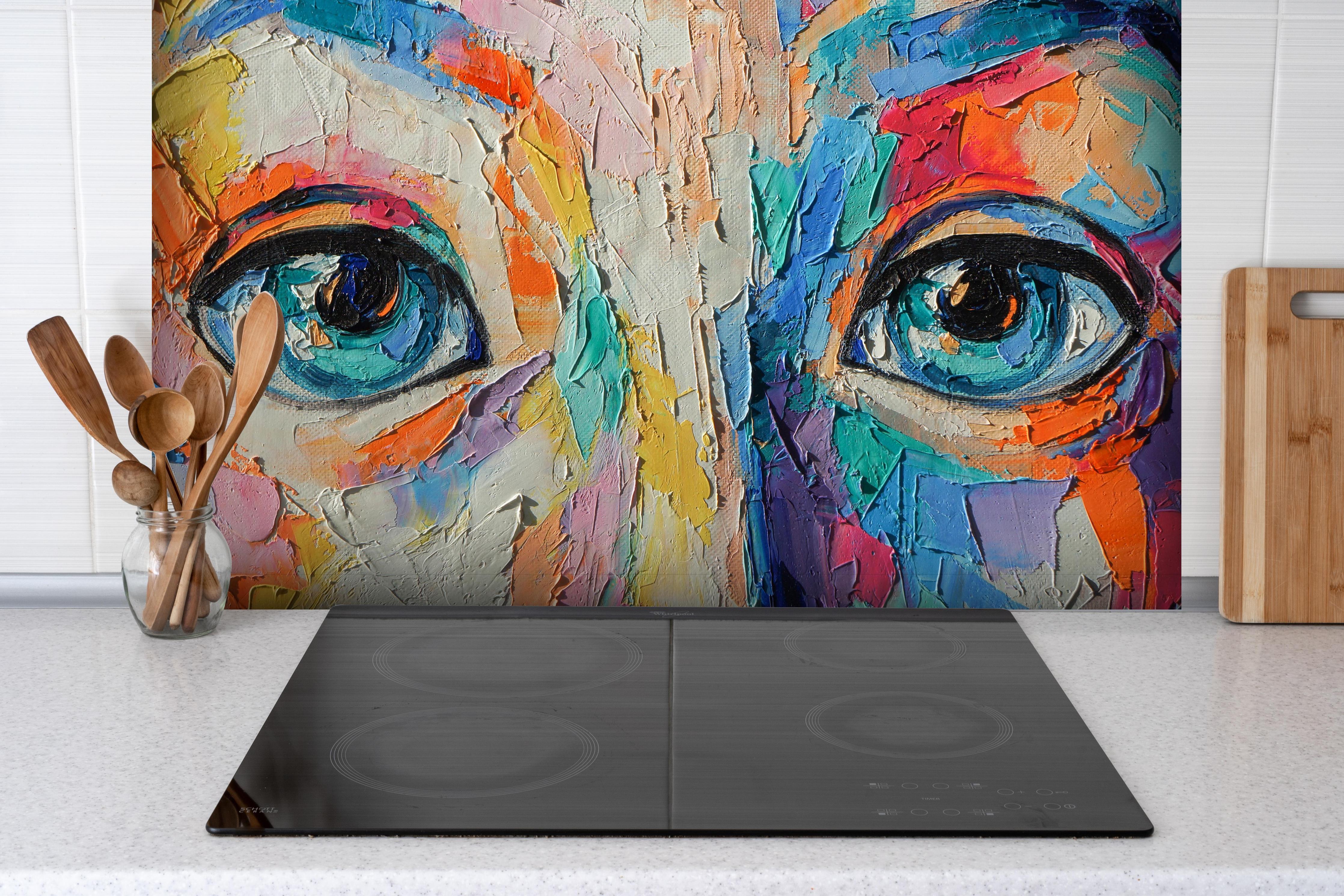 Spritzschutz - Abstrakte Mädchen-Ölgemälde mit Gesicht hinter einem Cerankochfeld zwischen Holz-Kochutensilien