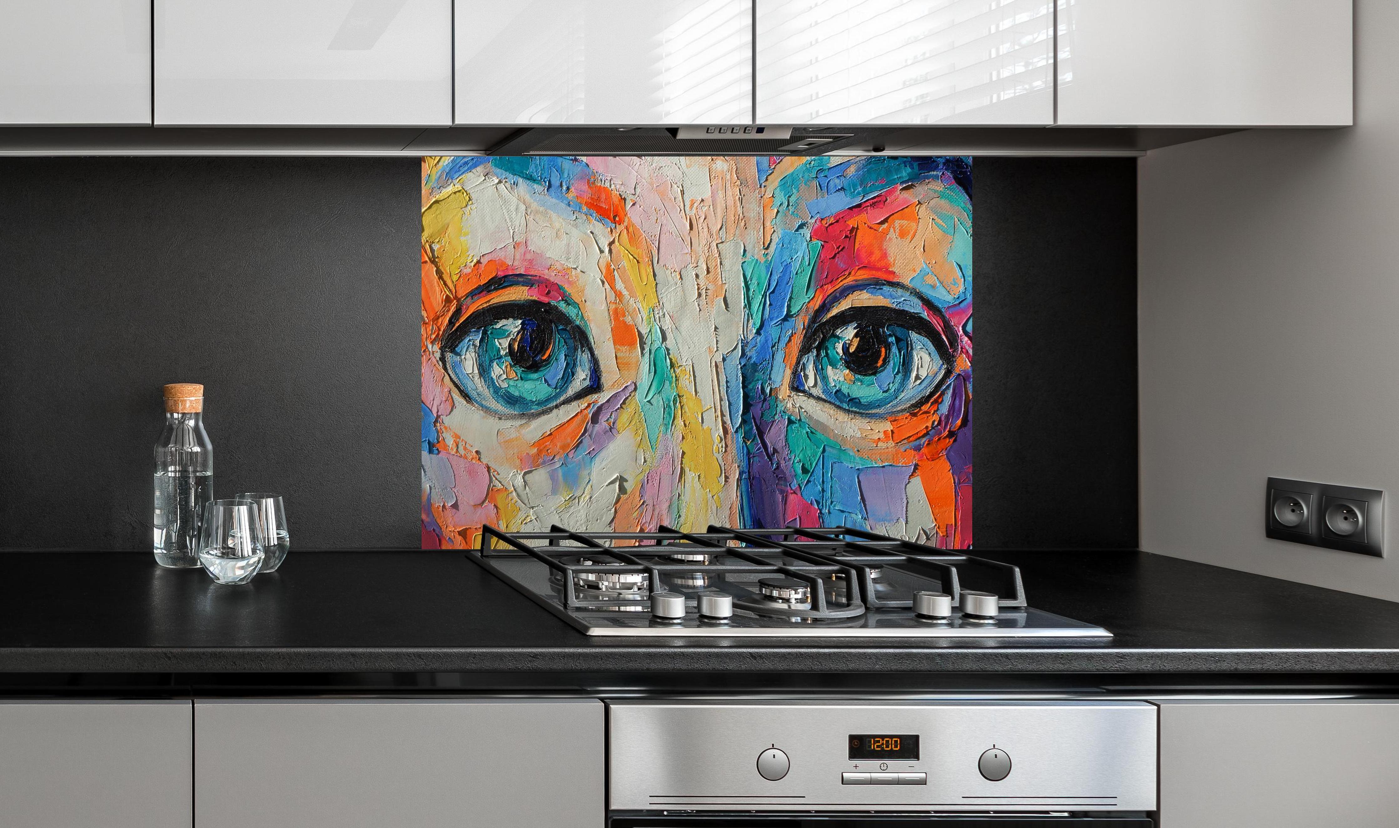 Spritzschutz - Abstrakte Mädchen-Ölgemälde mit Gesicht hinter einem Cerankochfeld zwischen Holz-Kochutensilien