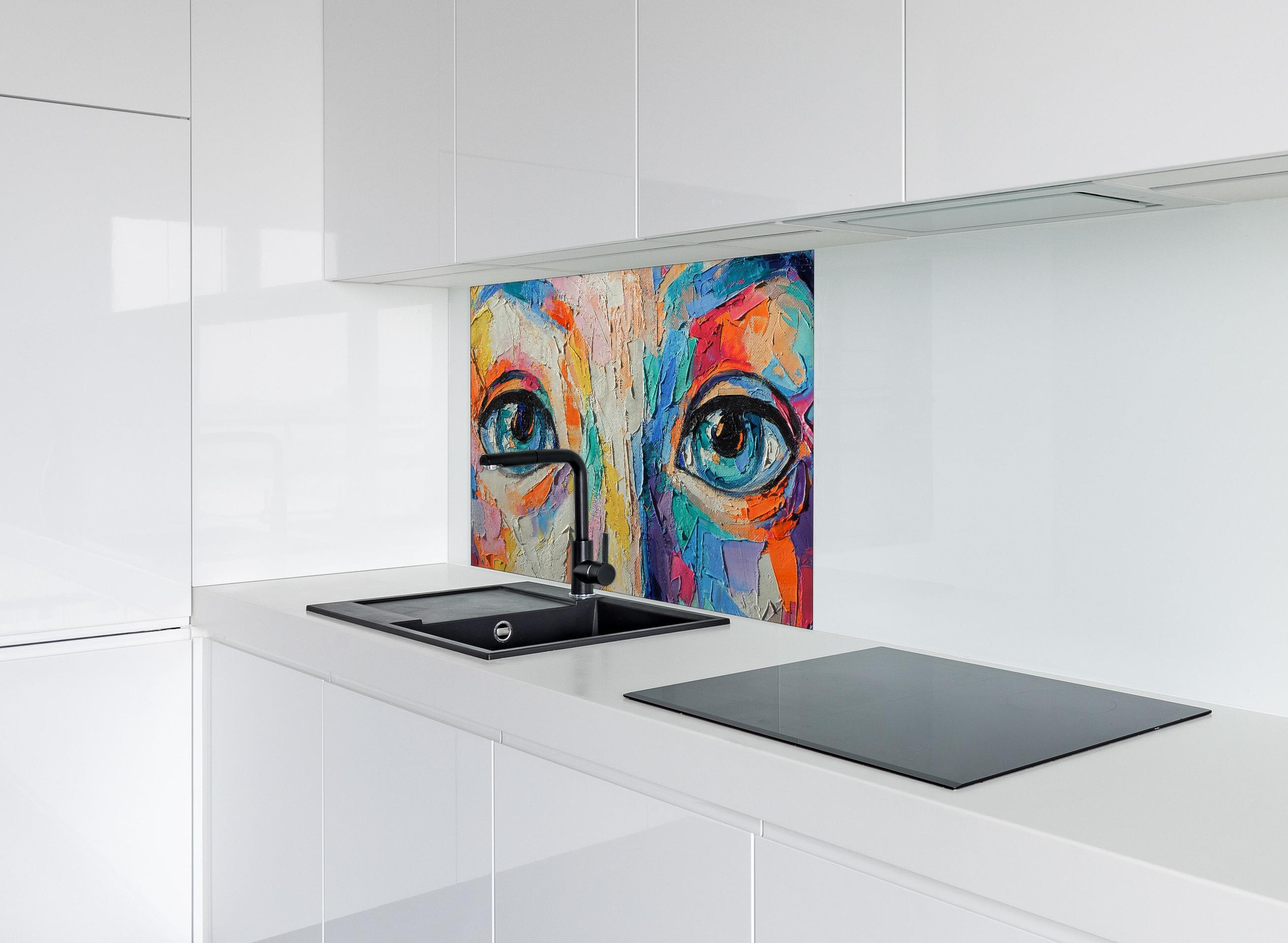 Spritzschutz - Abstrakte Mädchen-Ölgemälde mit Gesicht hinter einem Cerankochfeld zwischen Holz-Kochutensilien