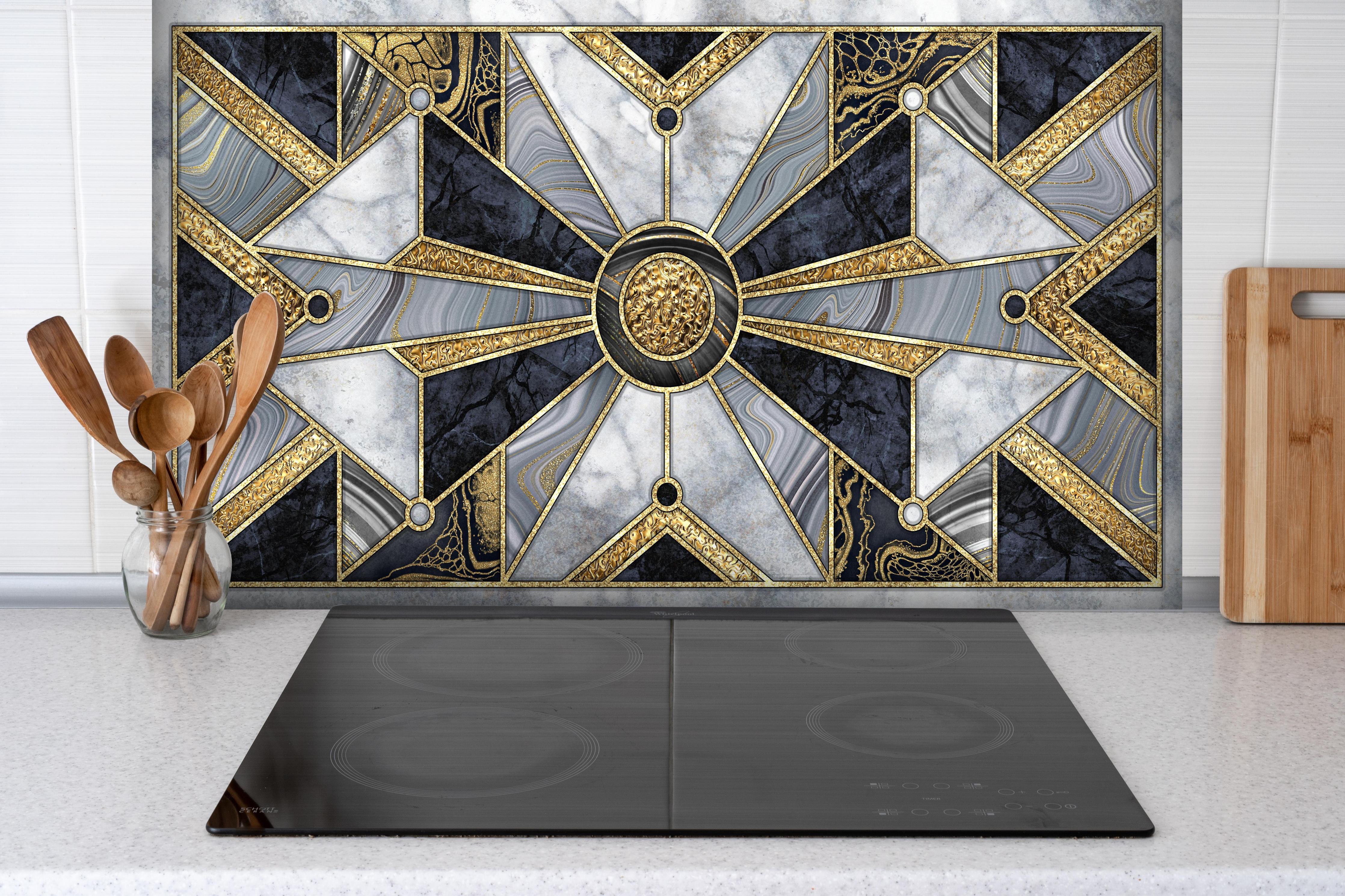 Spritzschutz - Abstrakte Marmor-Mosaik Wandfliesen hinter einem Cerankochfeld zwischen Holz-Kochutensilien