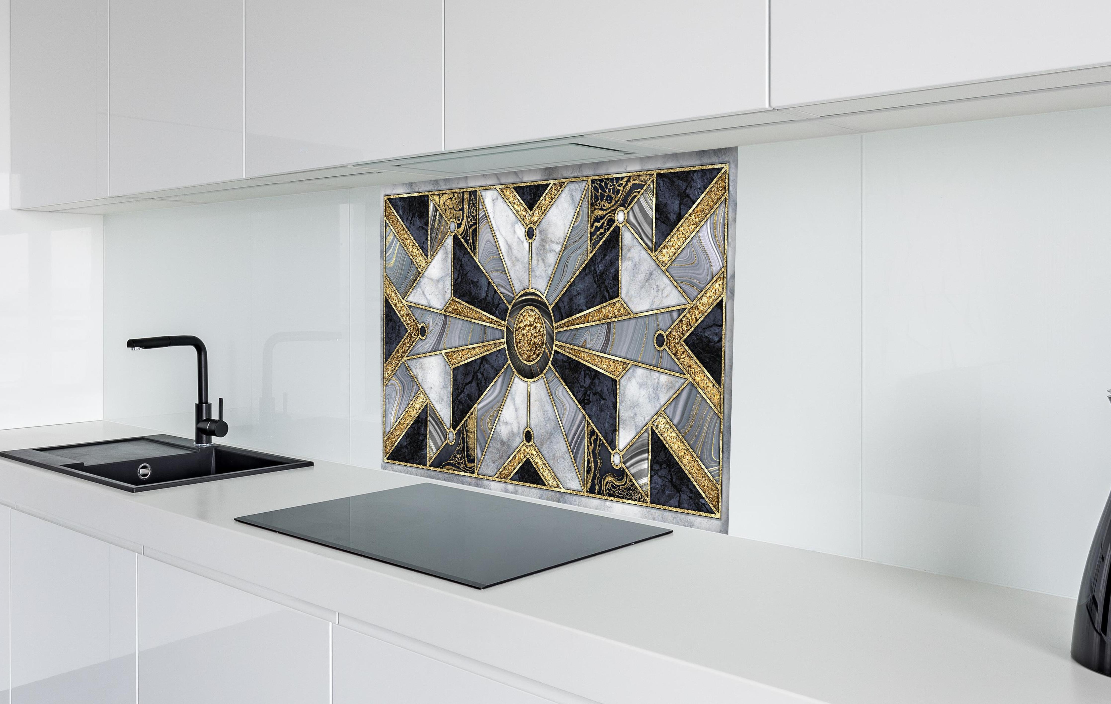 Spritzschutz - Abstrakte Marmor-Mosaik Wandfliesen hinter einem Cerankochfeld zwischen Holz-Kochutensilien