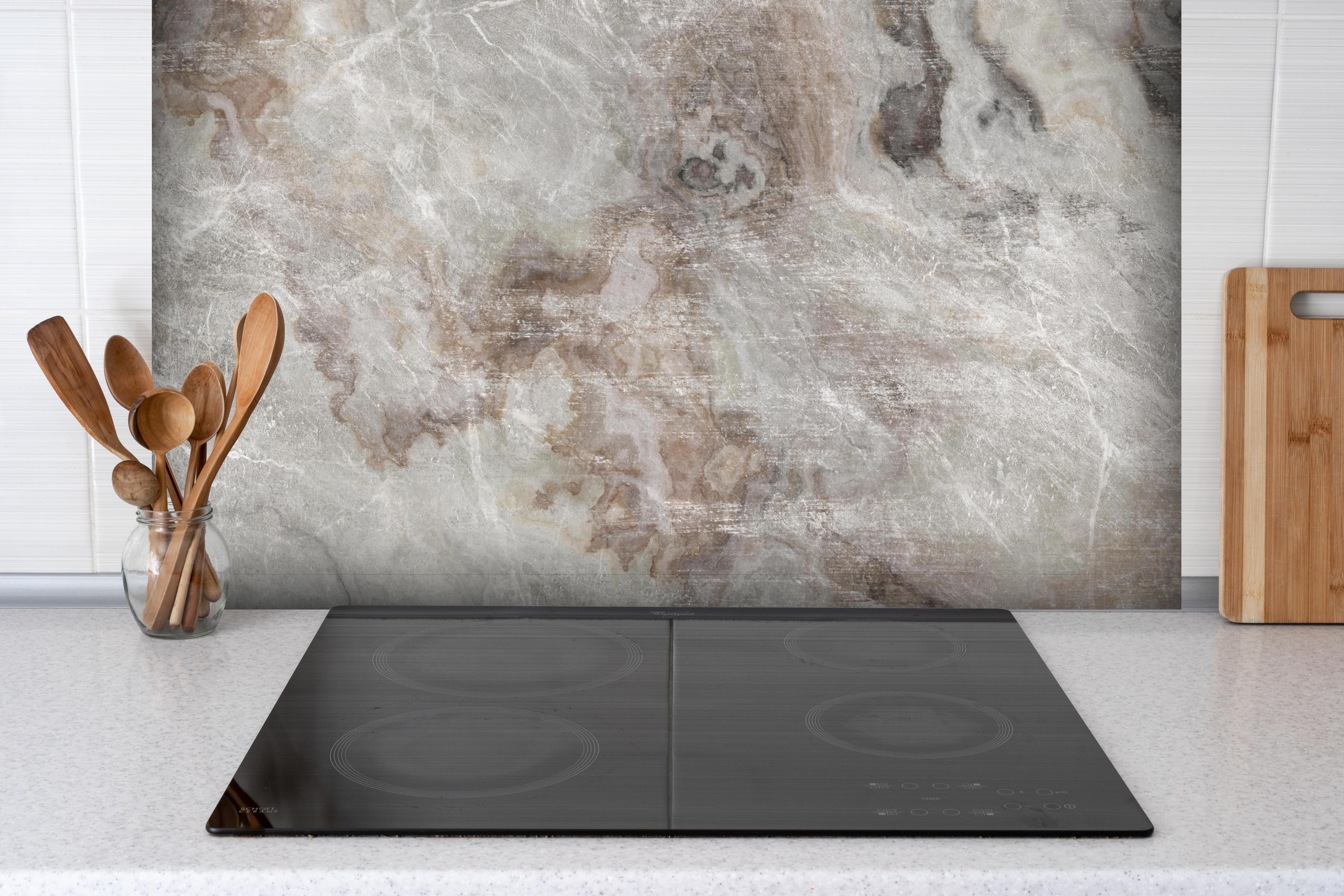 Spritzschutz - Abstrakte Marmor Stein Textur hinter einem Cerankochfeld zwischen Holz-Kochutensilien