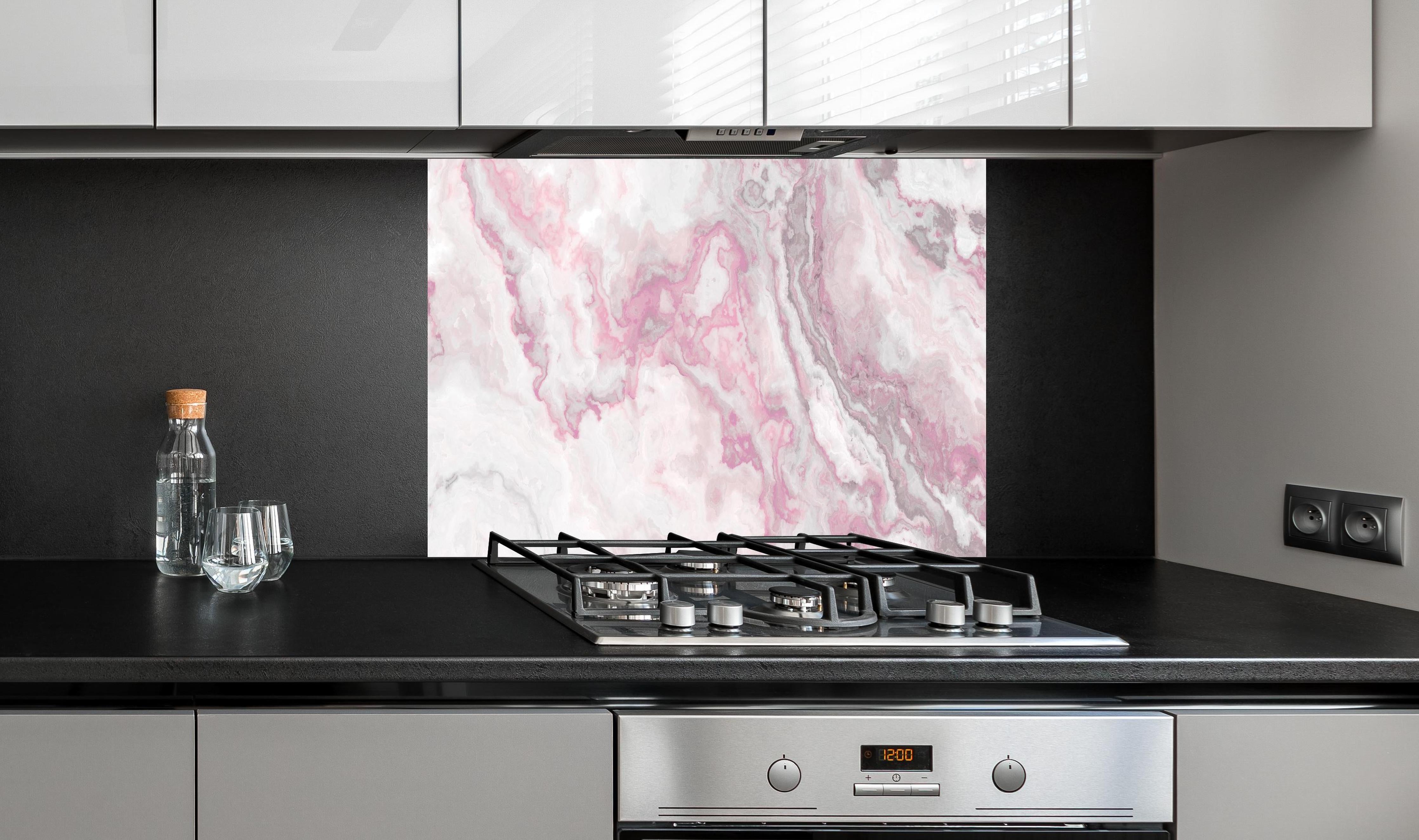 Spritzschutz - Abstrakte Marmor Struktur - Aquarelldarstellung hinter einem Cerankochfeld zwischen Holz-Kochutensilien