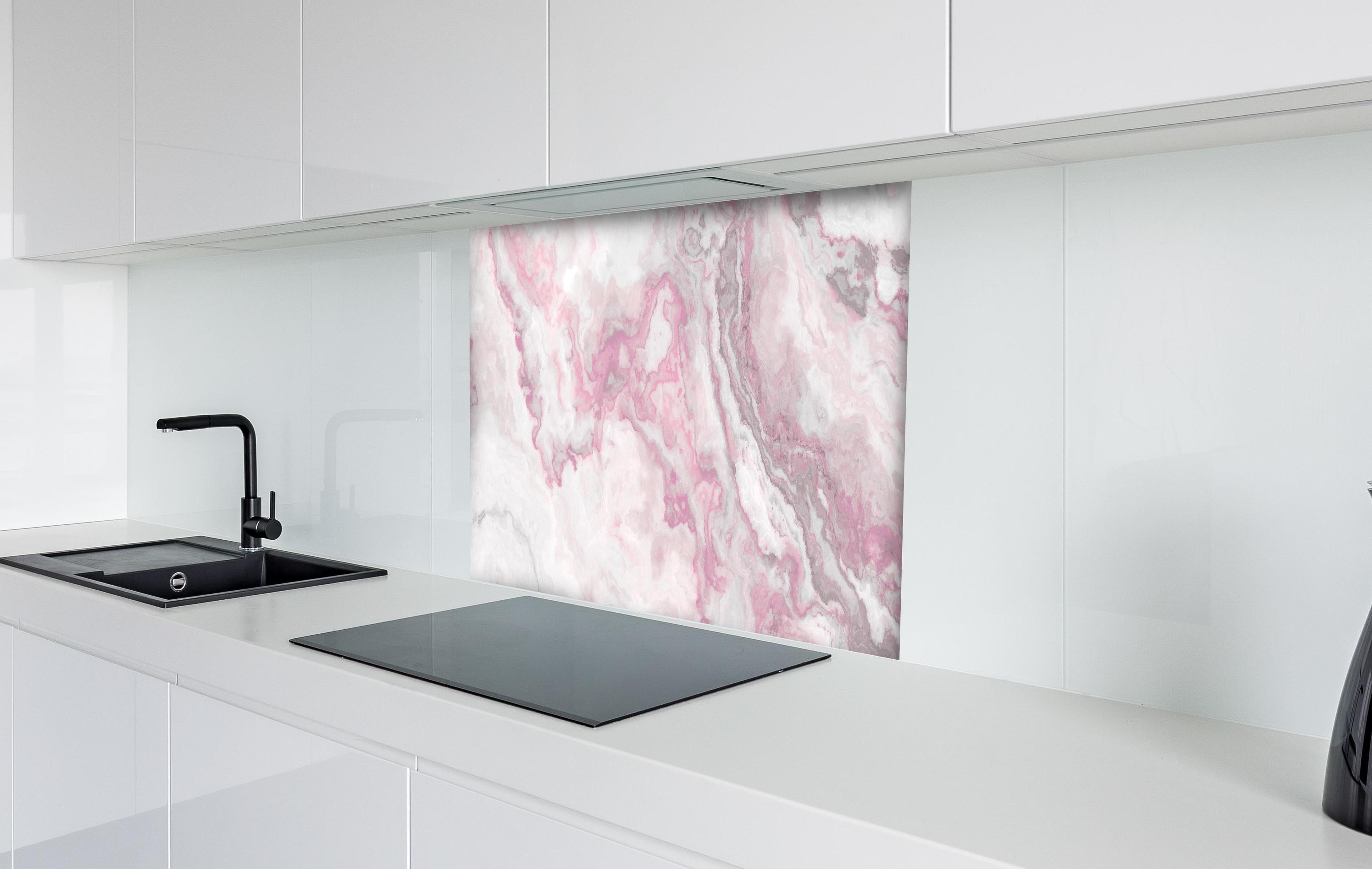 Spritzschutz - Abstrakte Marmor Struktur - Aquarelldarstellung hinter einem Cerankochfeld zwischen Holz-Kochutensilien