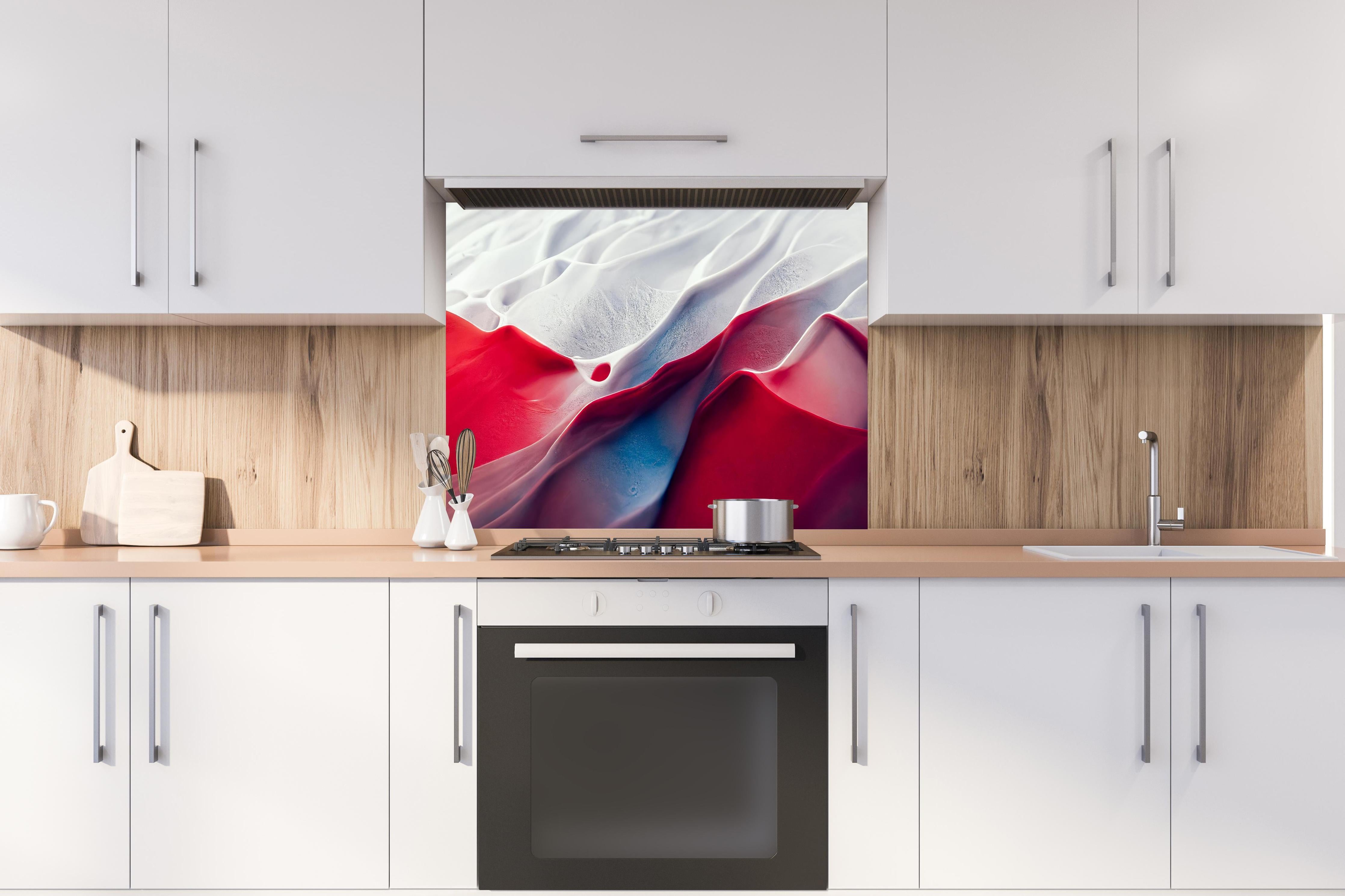 Spritzschutz - Abstrakte Marmor Wellen in rot - weiß hinter einem Cerankochfeld zwischen Holz-Kochutensilien