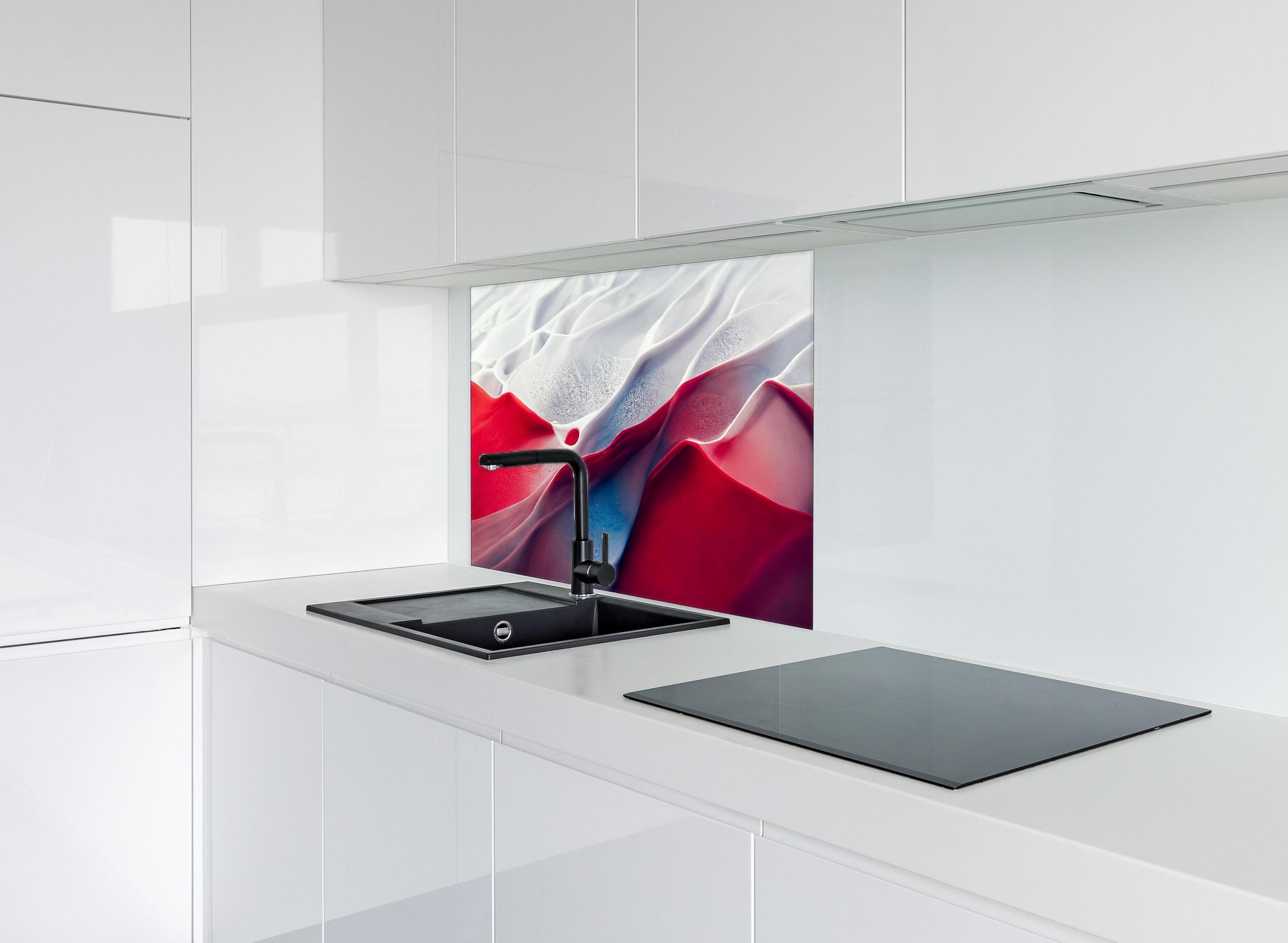 Spritzschutz - Abstrakte Marmor Wellen in rot - weiß hinter einem Cerankochfeld zwischen Holz-Kochutensilien