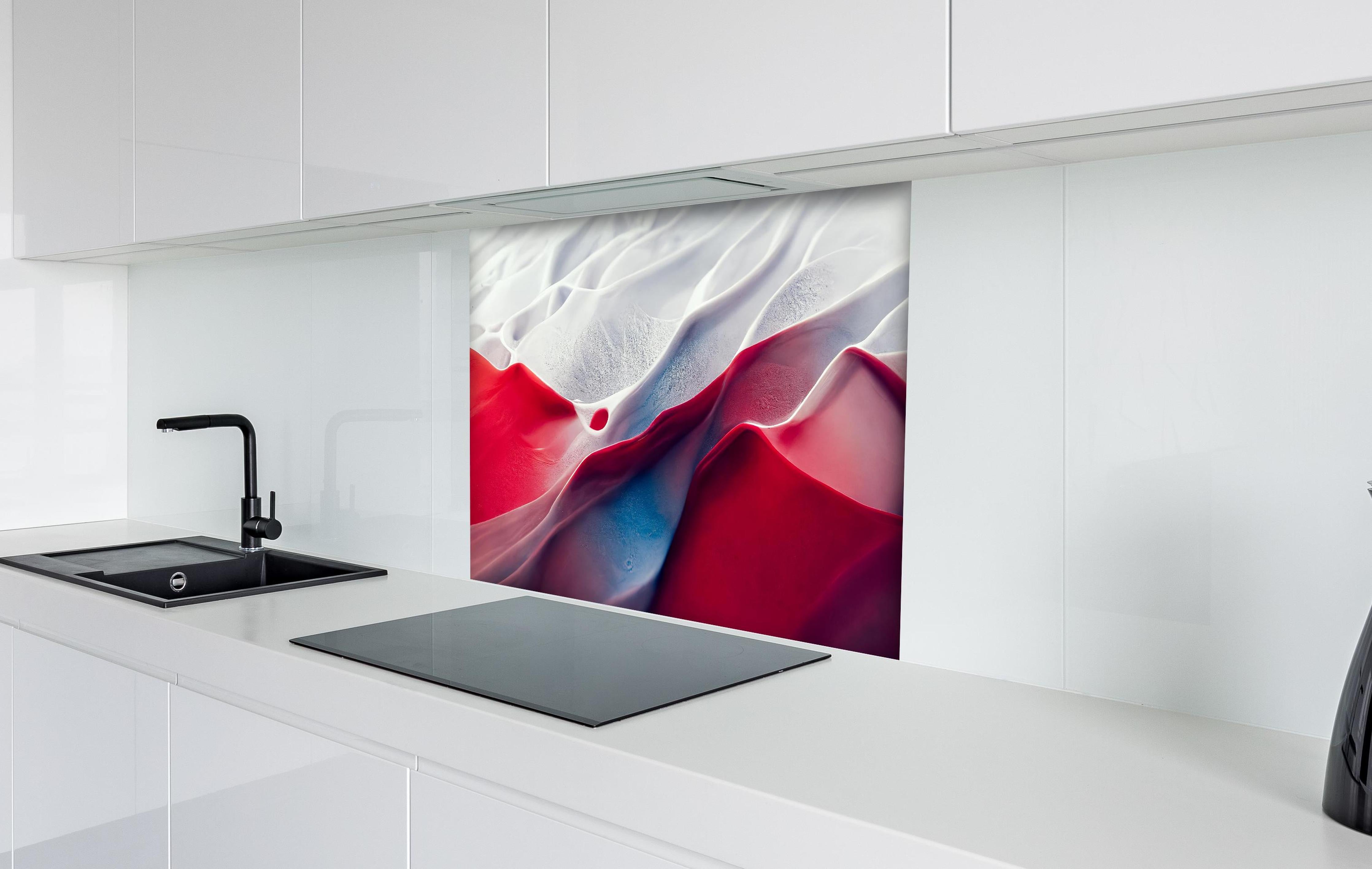 Spritzschutz - Abstrakte Marmor Wellen in rot - weiß hinter einem Cerankochfeld zwischen Holz-Kochutensilien