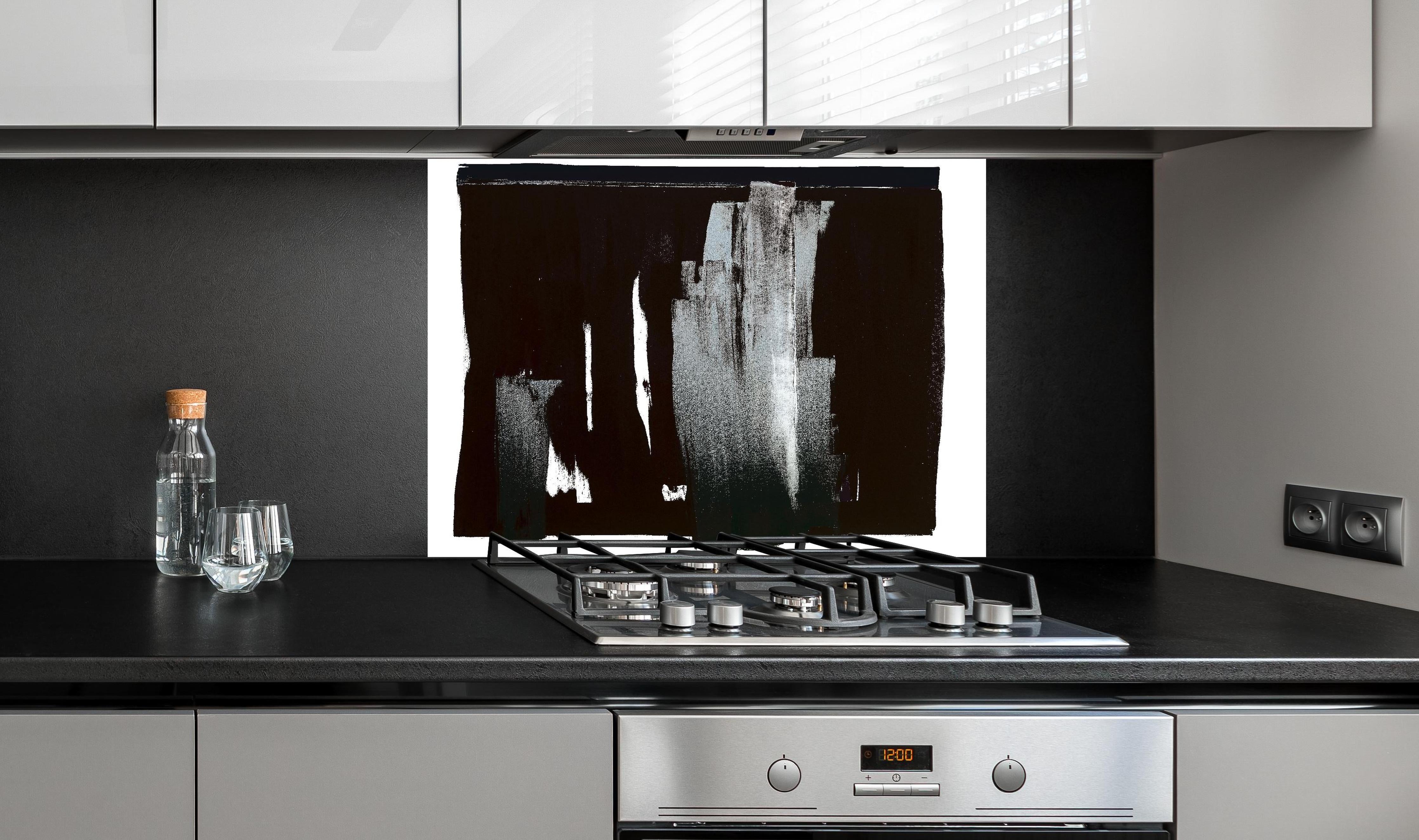 Spritzschutz - Abstrakte Monochrom-Malerei Schwarz auf Weiß hinter einem Cerankochfeld zwischen Holz-Kochutensilien