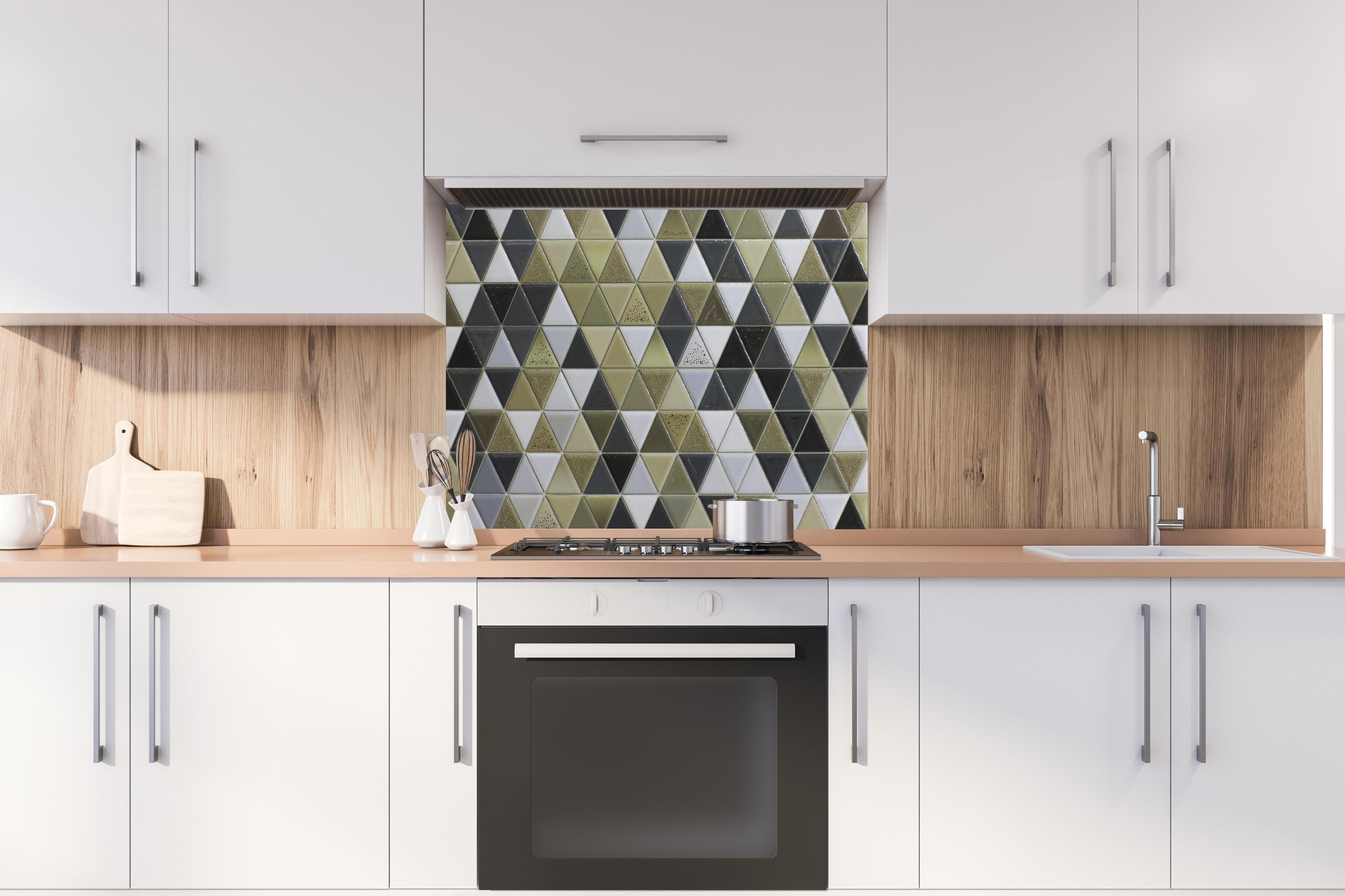 Spritzschutz - Abstrakte Mosaikfliese in Grautönen hinter einem Cerankochfeld zwischen Holz-Kochutensilien