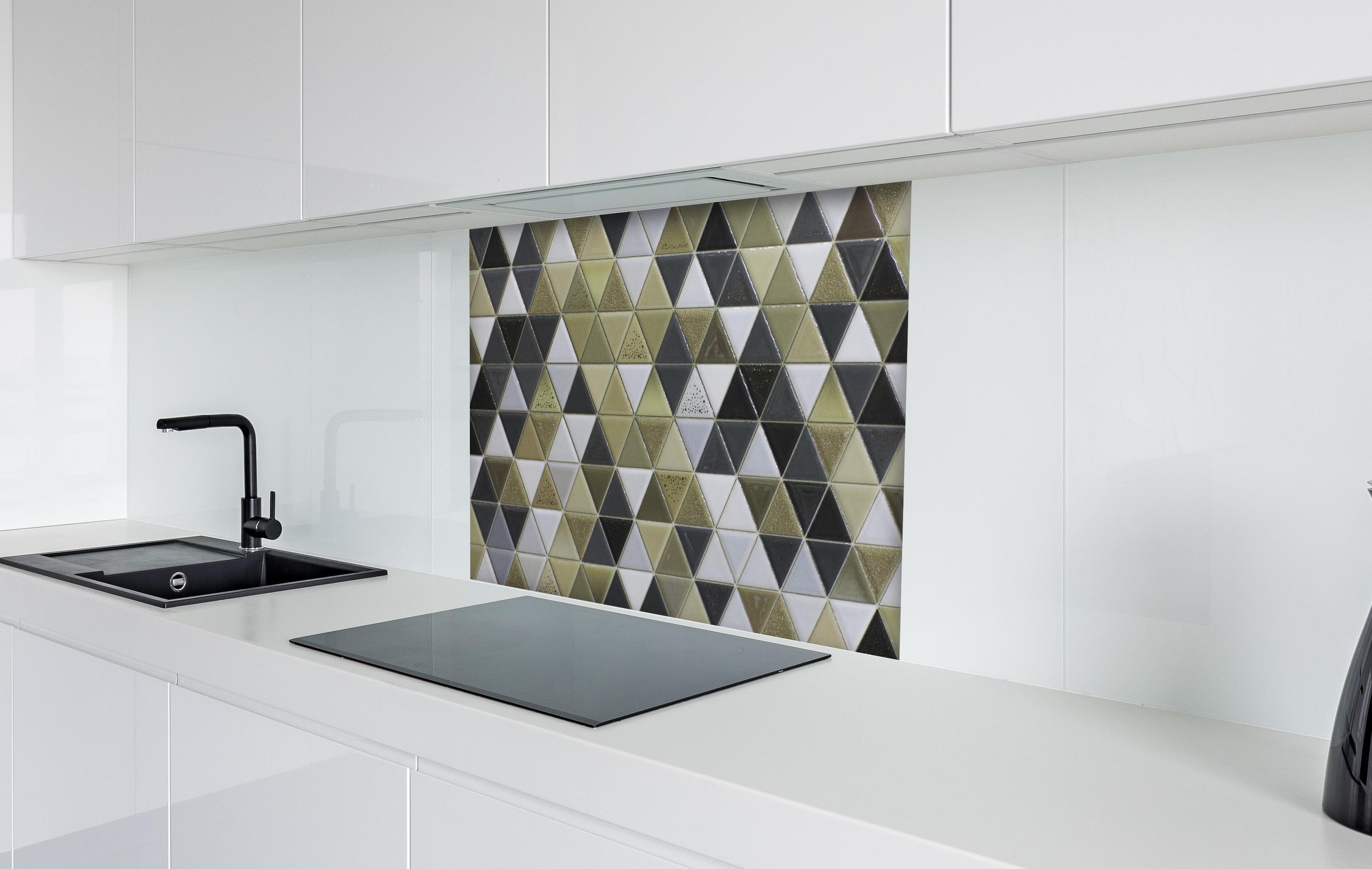 Spritzschutz - Abstrakte Mosaikfliese in Grautönen hinter einem Cerankochfeld zwischen Holz-Kochutensilien