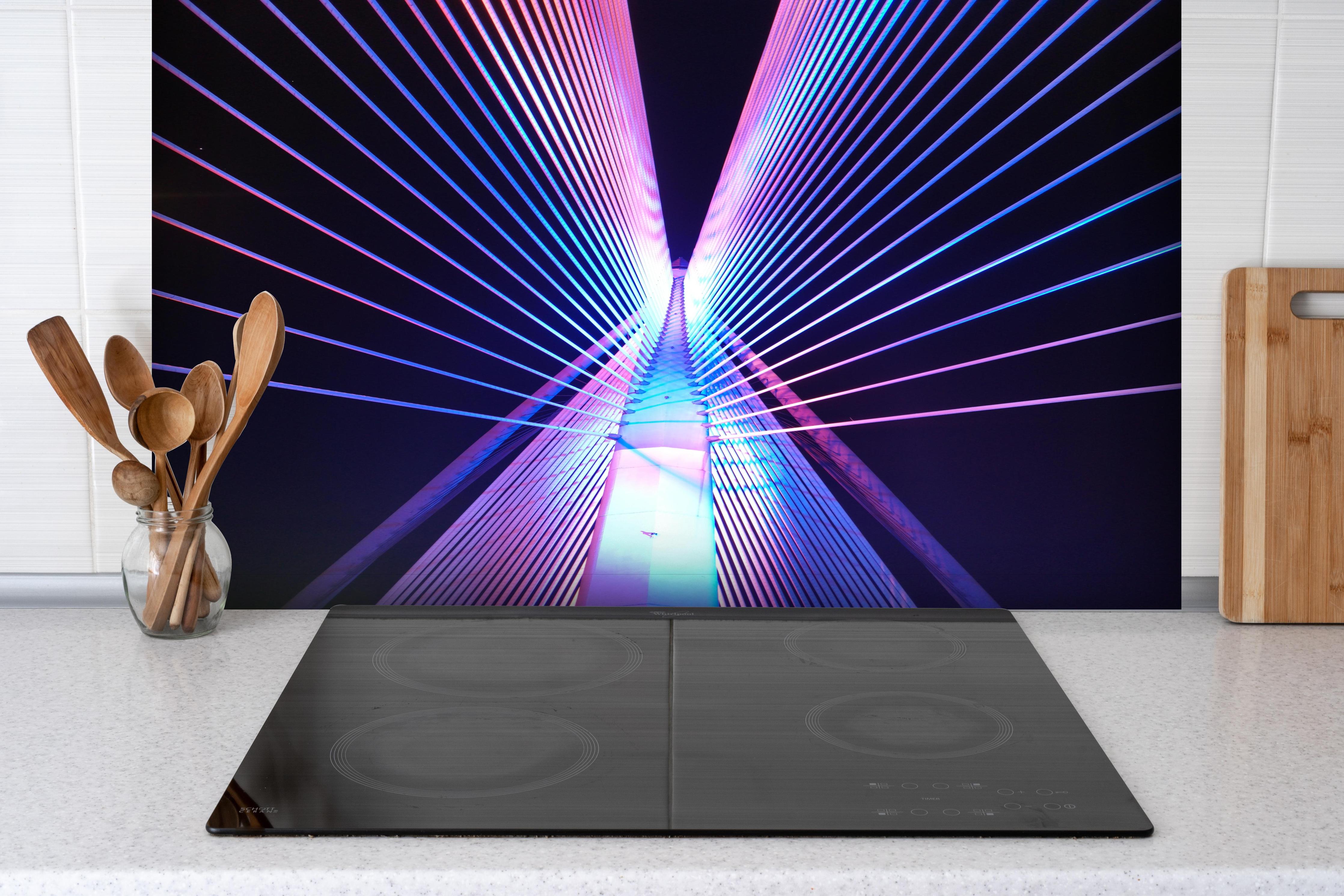 Spritzschutz - Abstrakte Neon Darstellung hinter einem Cerankochfeld zwischen Holz-Kochutensilien