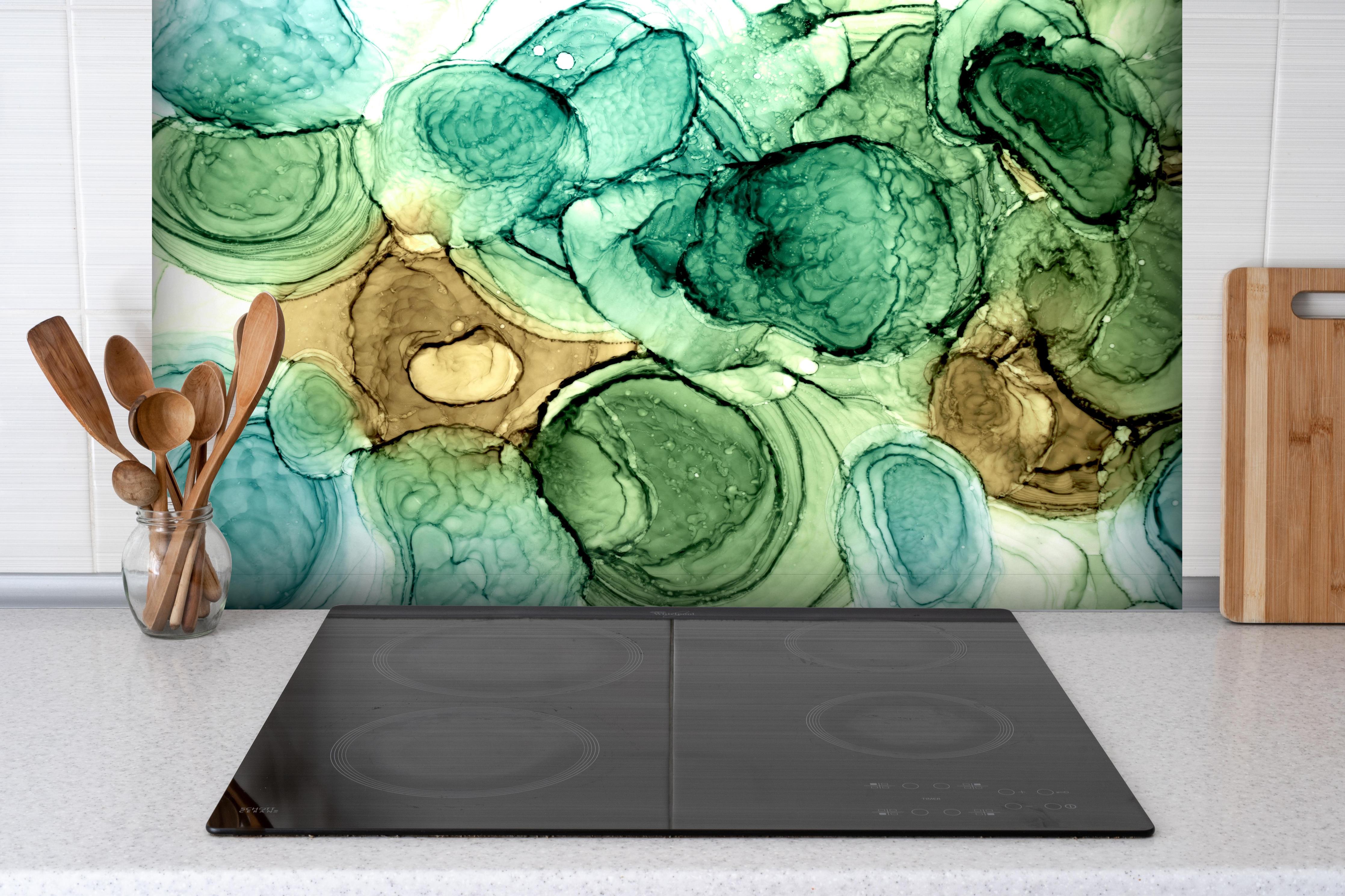 Spritzschutz - Abstrakte Ocker grüne Kreise hinter einem Cerankochfeld zwischen Holz-Kochutensilien