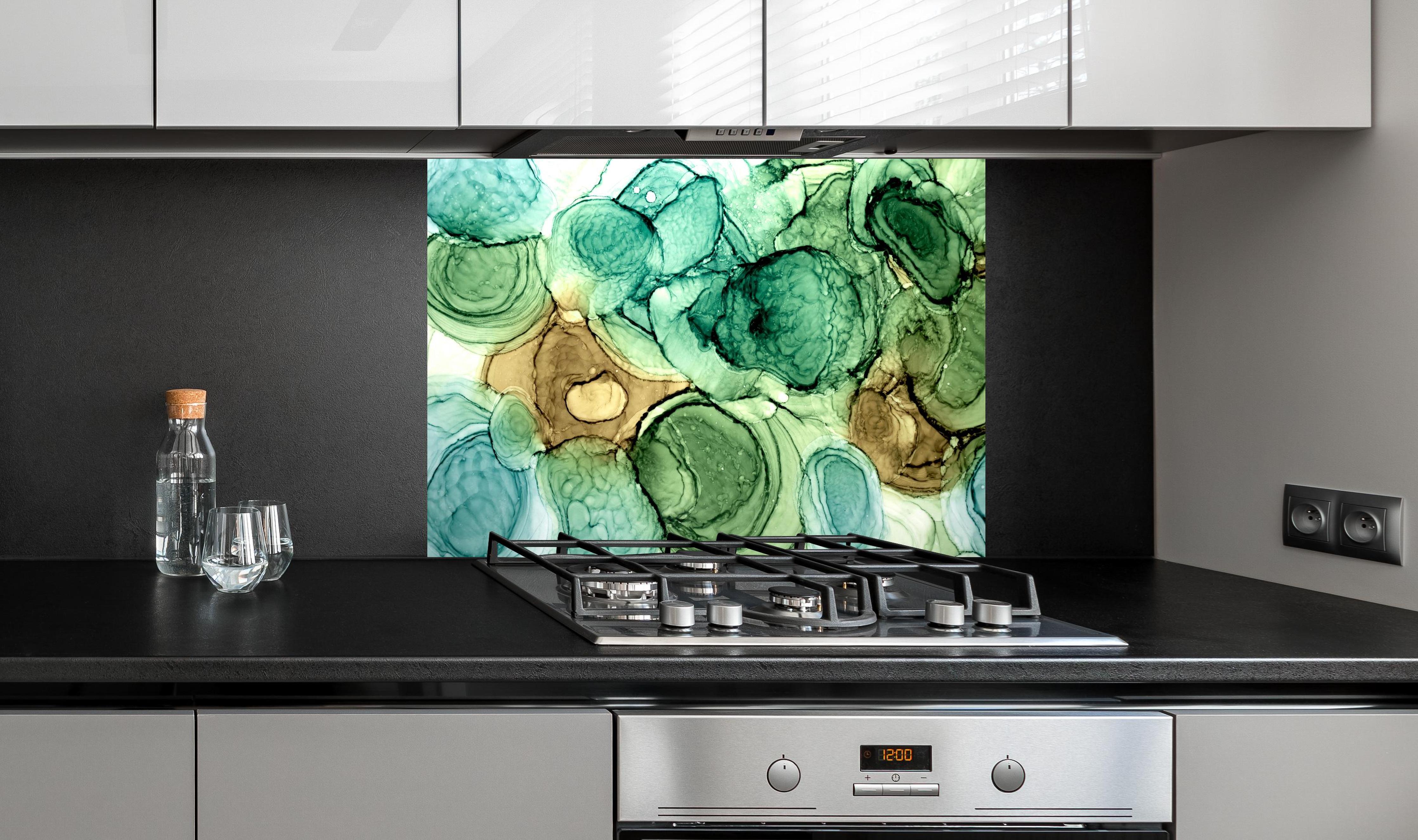 Spritzschutz - Abstrakte Ocker grüne Kreise hinter einem Cerankochfeld zwischen Holz-Kochutensilien