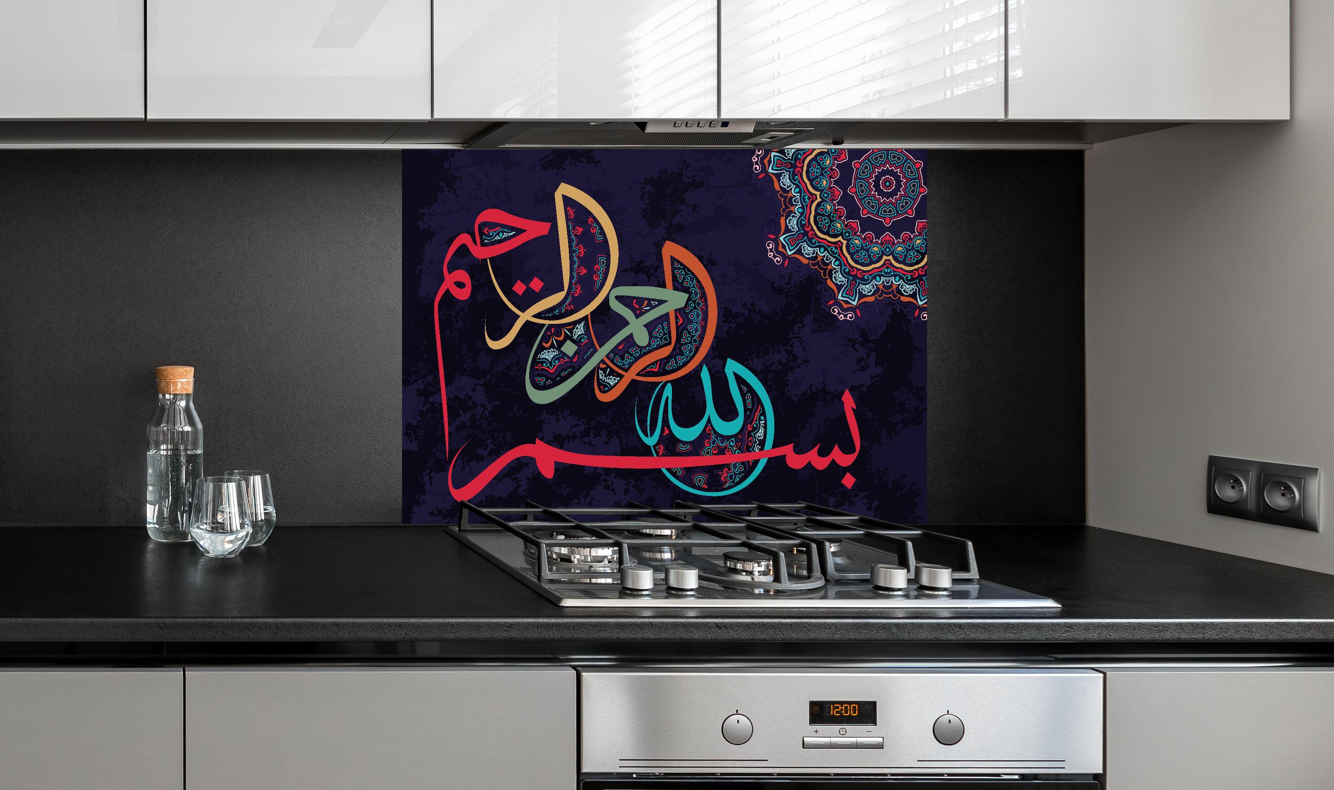 Spritzschutz - Abstrakte Orientalische Kalligraphie in Farbe hinter einem Cerankochfeld zwischen Holz-Kochutensilien