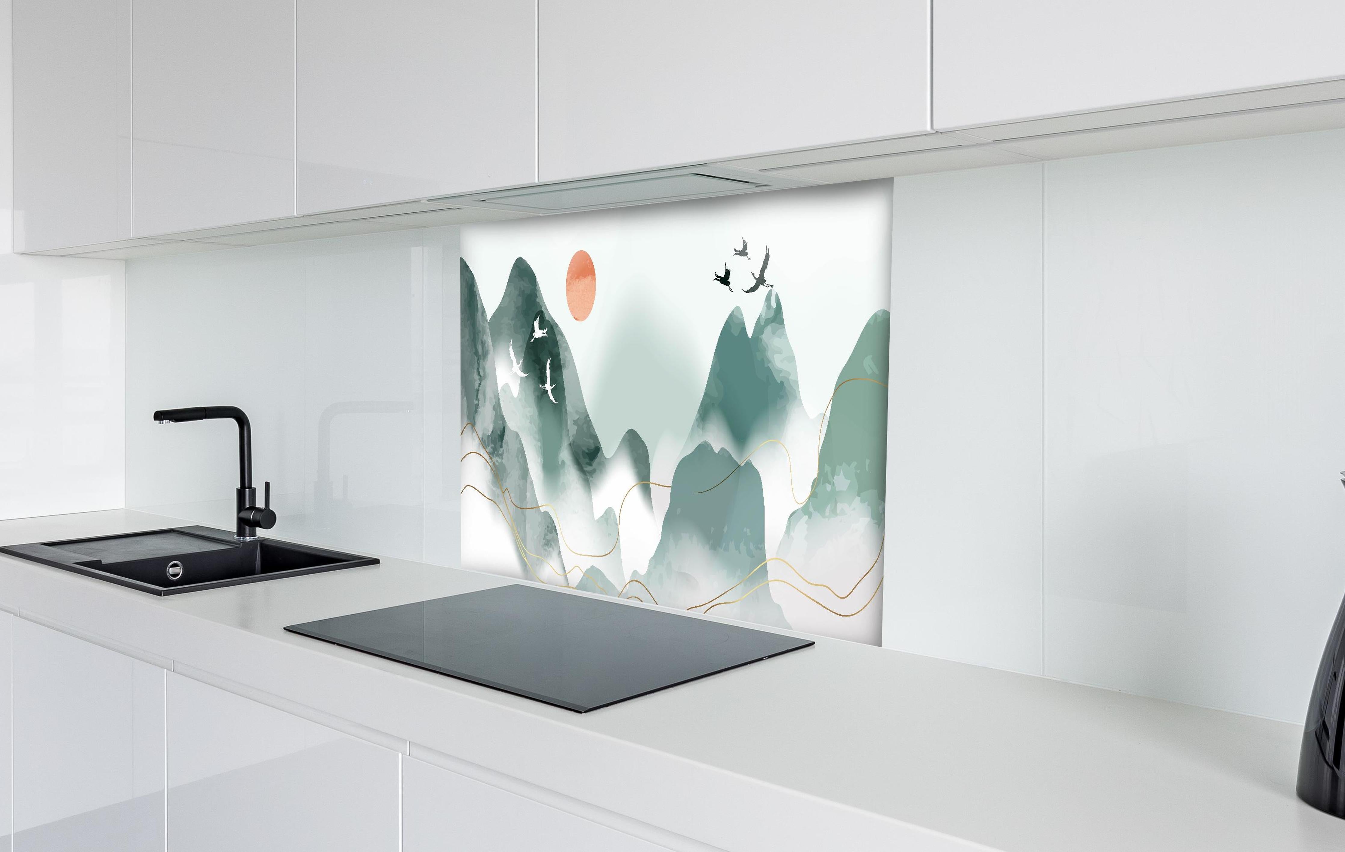 Spritzschutz - Abstrakte Pastell Berglandschaft mit Sonne hinter einem Cerankochfeld zwischen Holz-Kochutensilien