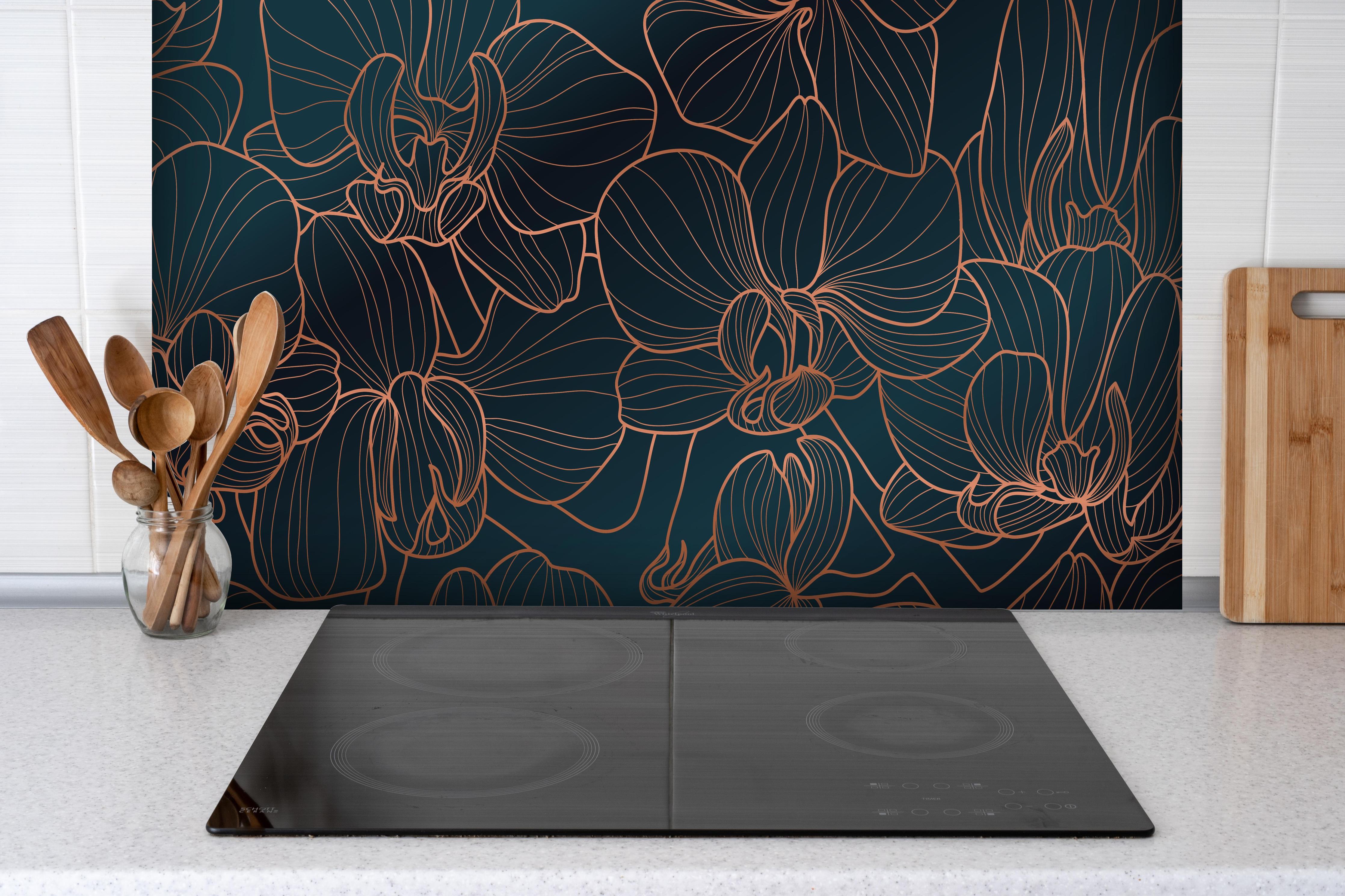 Spritzschutz - Abstrakte Rosa Blüten hinter einem Cerankochfeld zwischen Holz-Kochutensilien