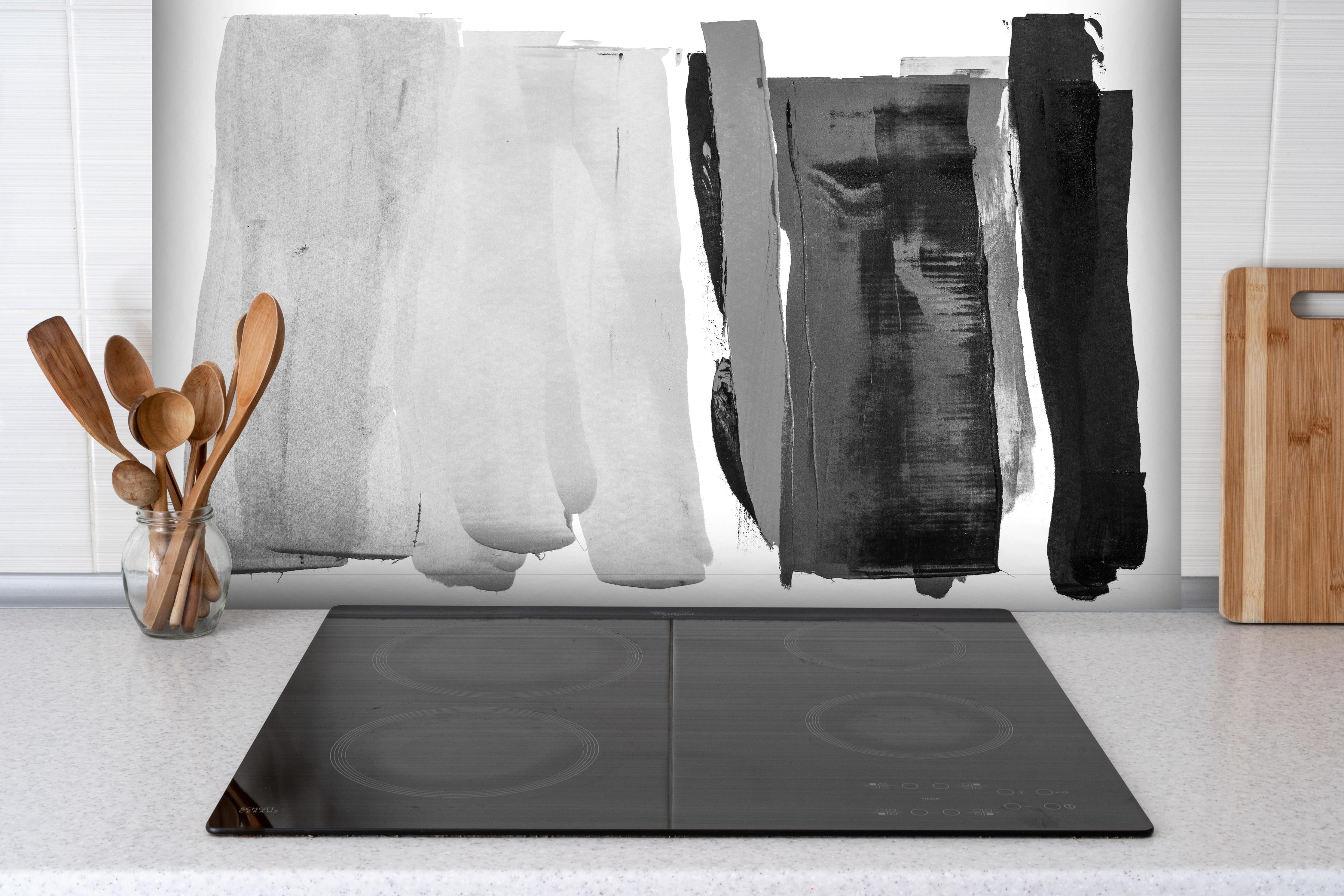 Spritzschutz - Abstrakte Schwarz-Weiß Aquarell-Striche hinter einem Cerankochfeld zwischen Holz-Kochutensilien