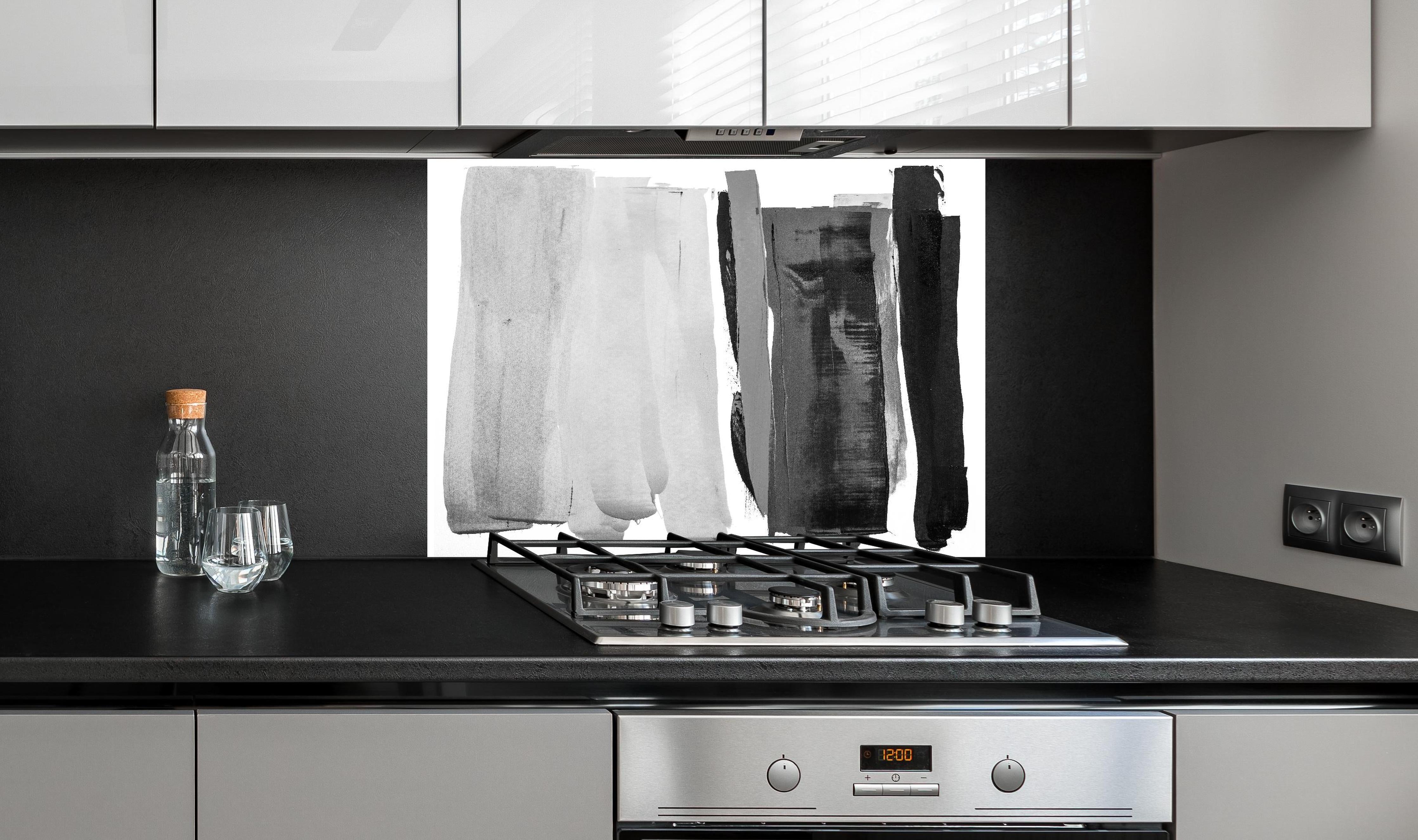 Spritzschutz - Abstrakte Schwarz-Weiß Aquarell-Striche hinter einem Cerankochfeld zwischen Holz-Kochutensilien