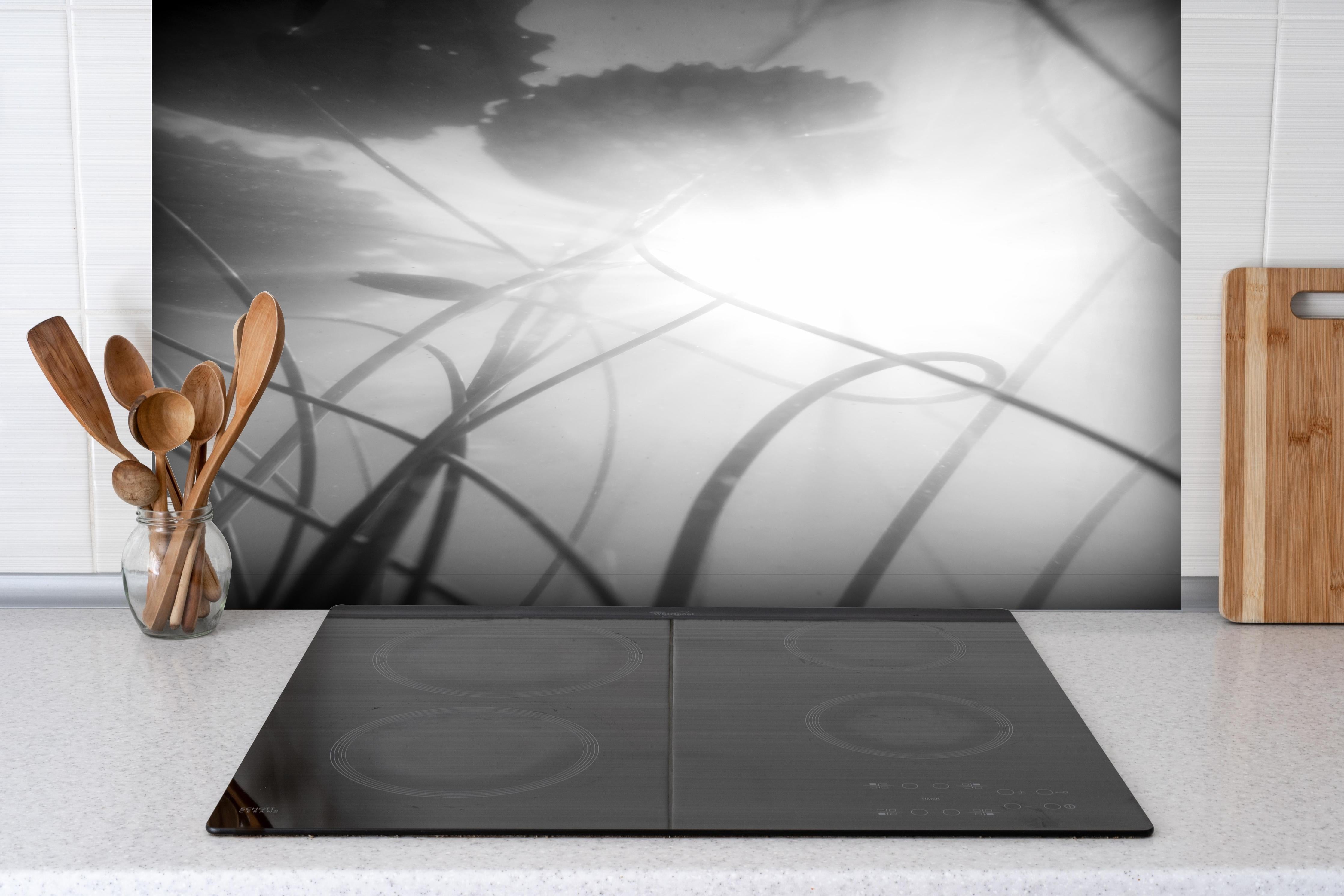 Spritzschutz - Abstrakte Seerose im Nebel Monochrom hinter einem Cerankochfeld zwischen Holz-Kochutensilien