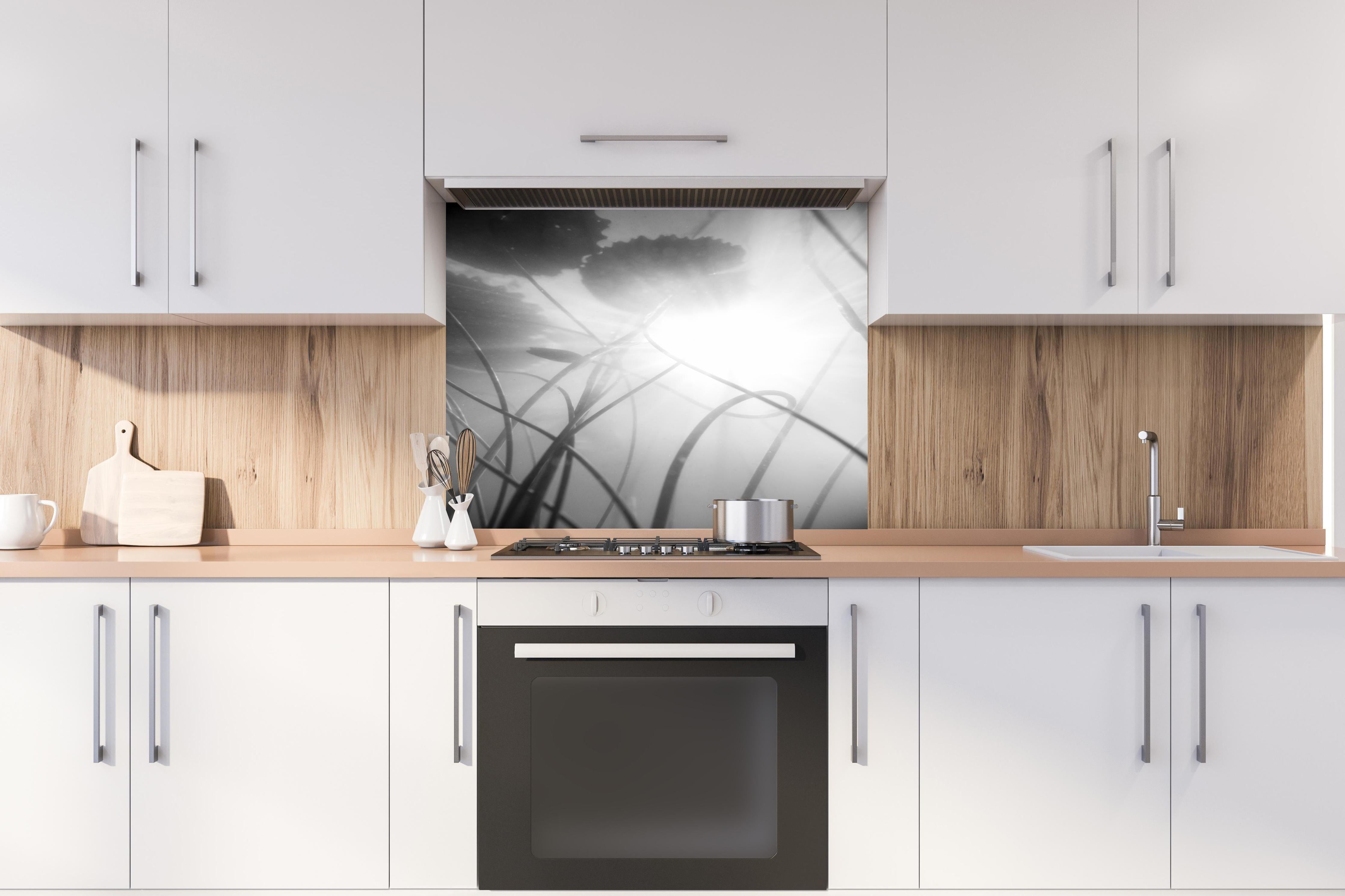 Spritzschutz - Abstrakte Seerose im Nebel Monochrom hinter einem Cerankochfeld zwischen Holz-Kochutensilien