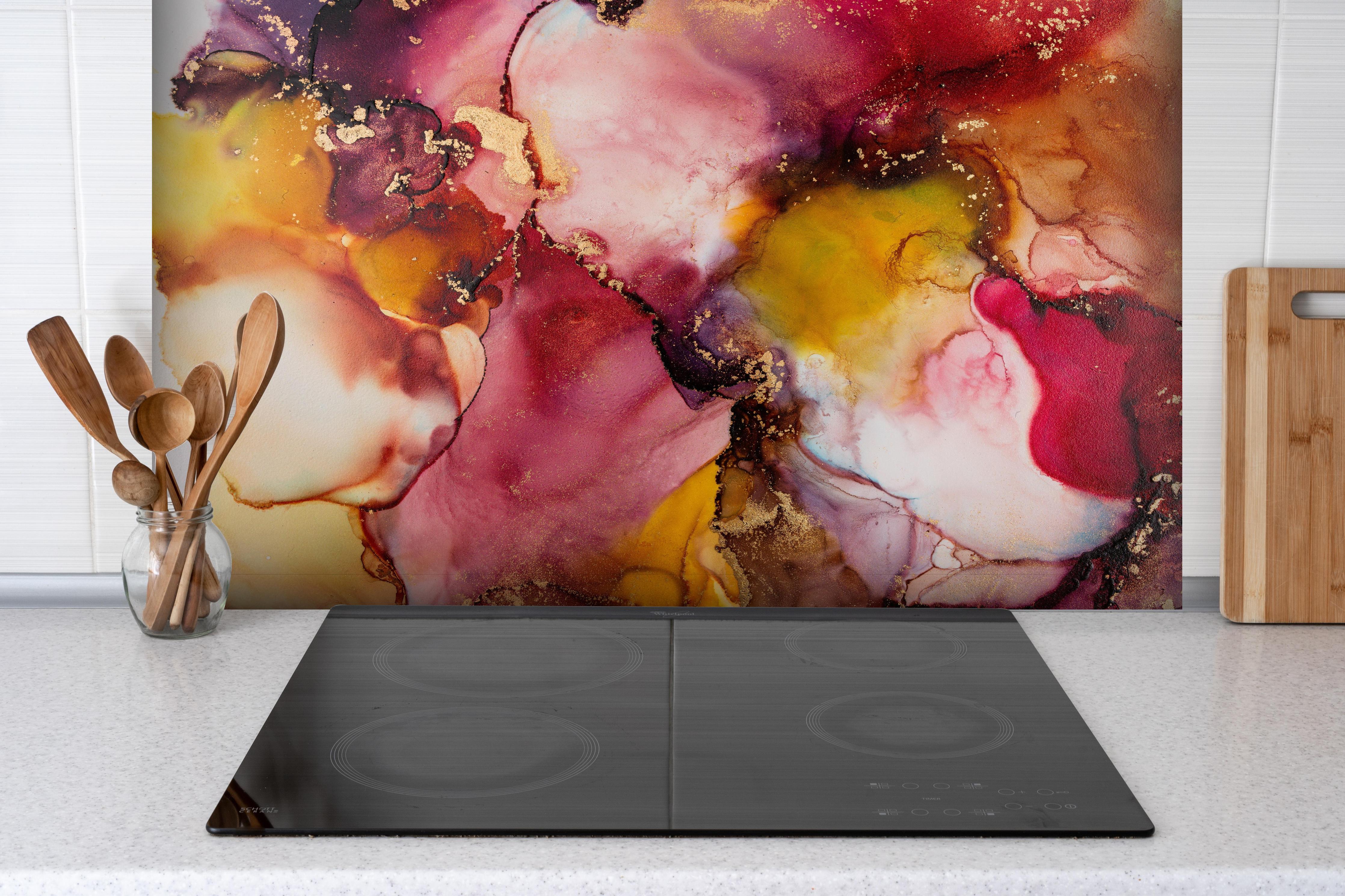 Spritzschutz - Abstrakte Tintentextur - Flüssigkunst hinter einem Cerankochfeld zwischen Holz-Kochutensilien