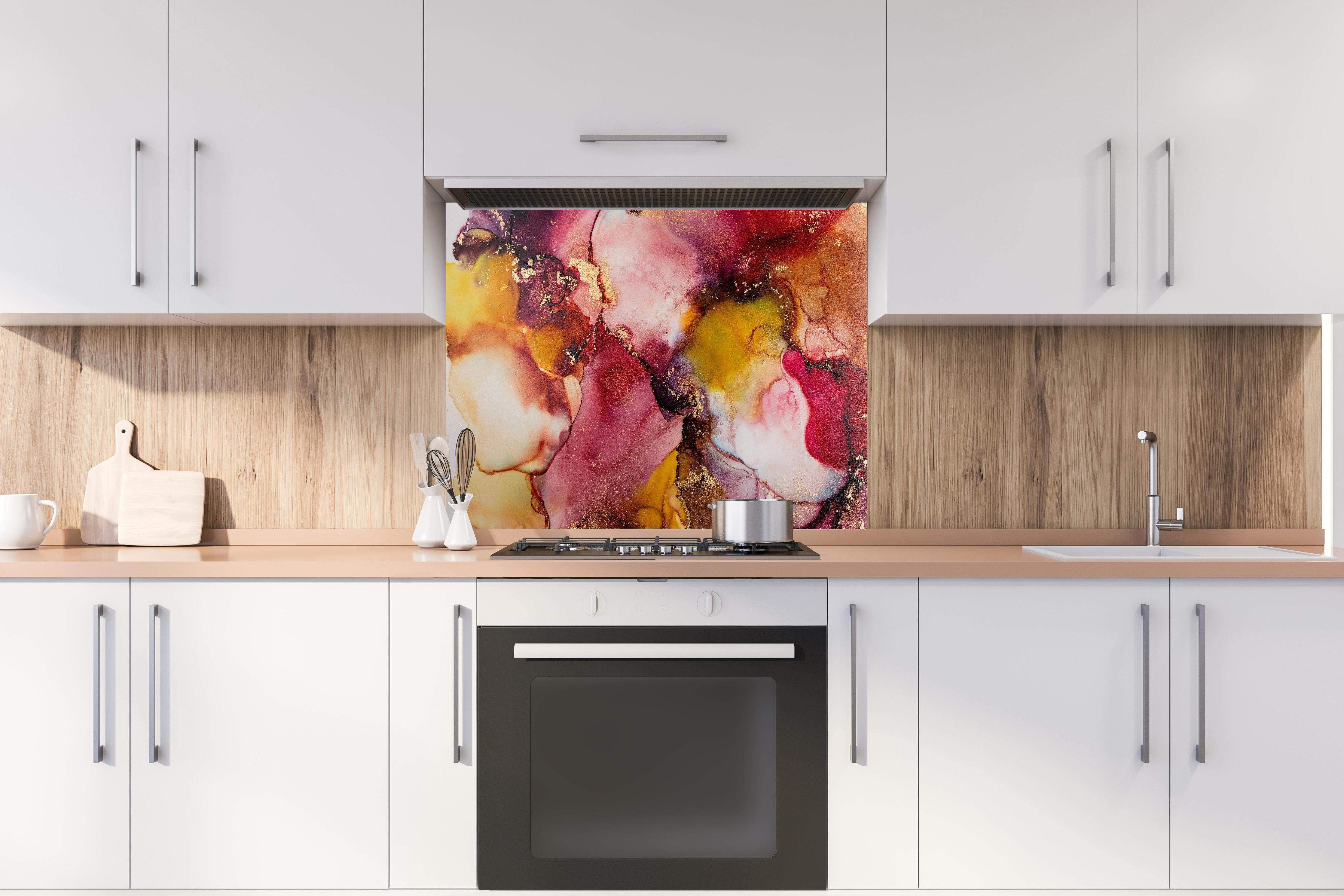 Spritzschutz - Abstrakte Tintentextur - Flüssigkunst hinter einem Cerankochfeld zwischen Holz-Kochutensilien