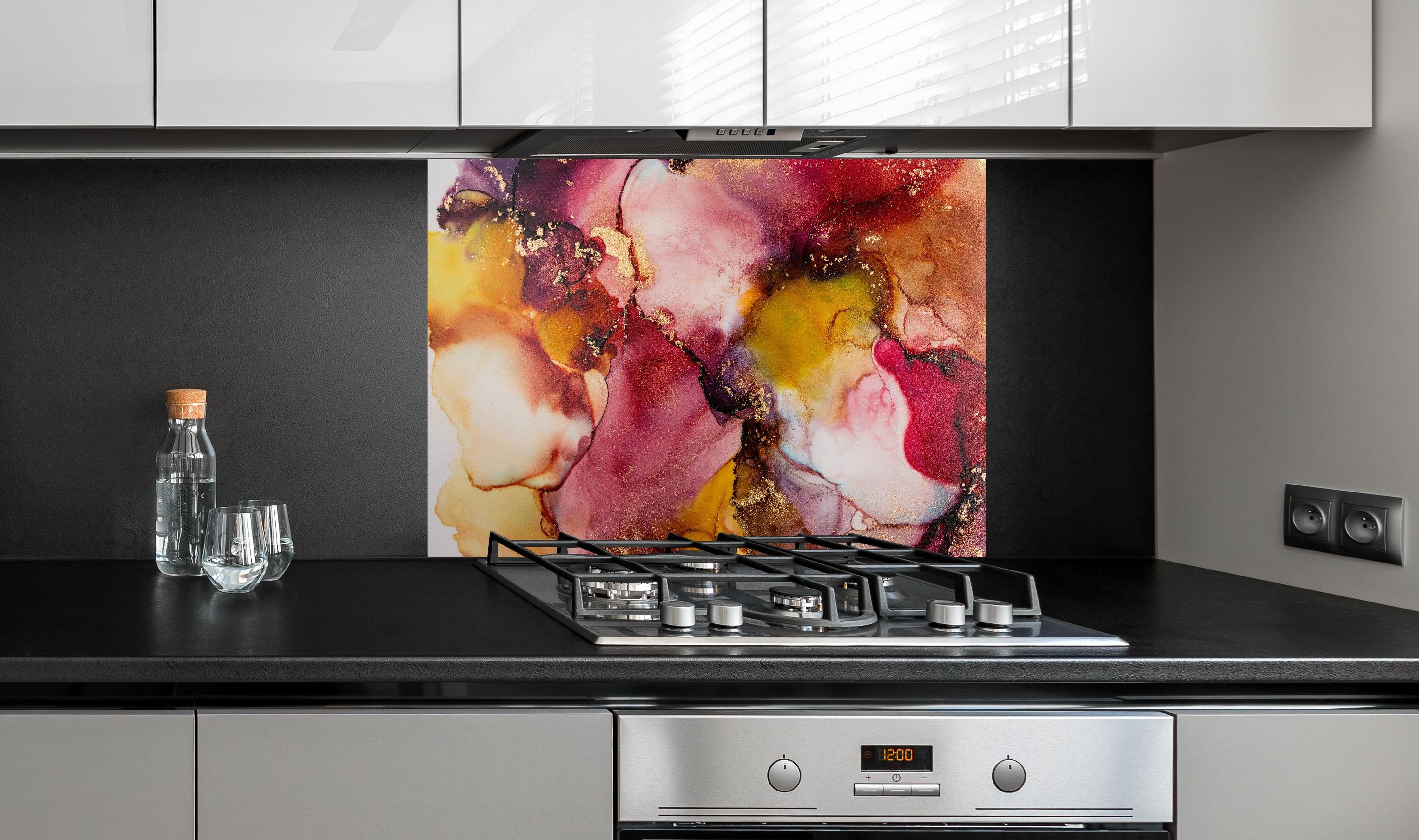 Spritzschutz - Abstrakte Tintentextur - Flüssigkunst hinter einem Cerankochfeld zwischen Holz-Kochutensilien