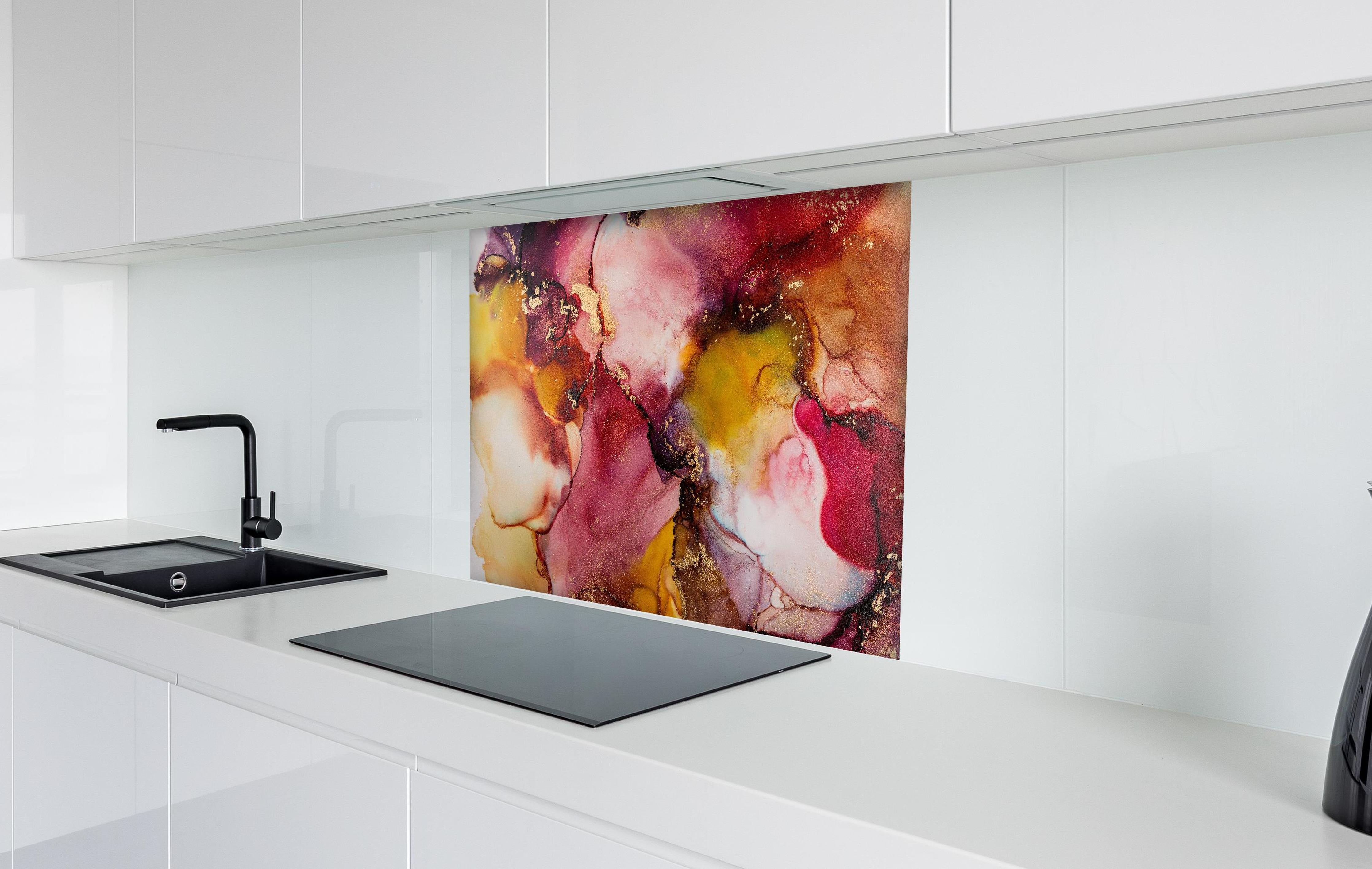 Spritzschutz - Abstrakte Tintentextur - Flüssigkunst hinter einem Cerankochfeld zwischen Holz-Kochutensilien