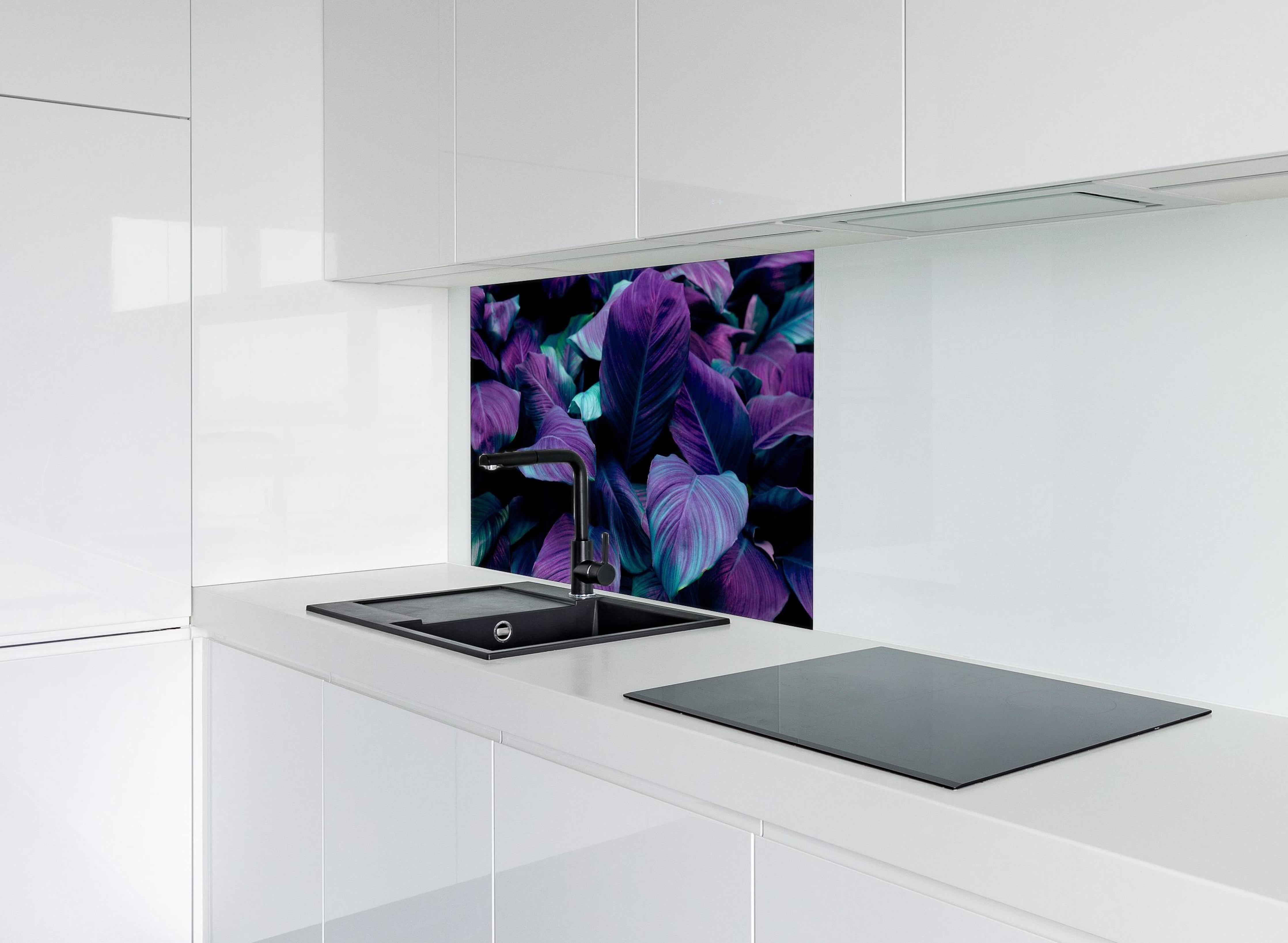 Spritzschutz - Abstrakte Tropenblätter in dunklen Farbtönen hinter einem Cerankochfeld zwischen Holz-Kochutensilien