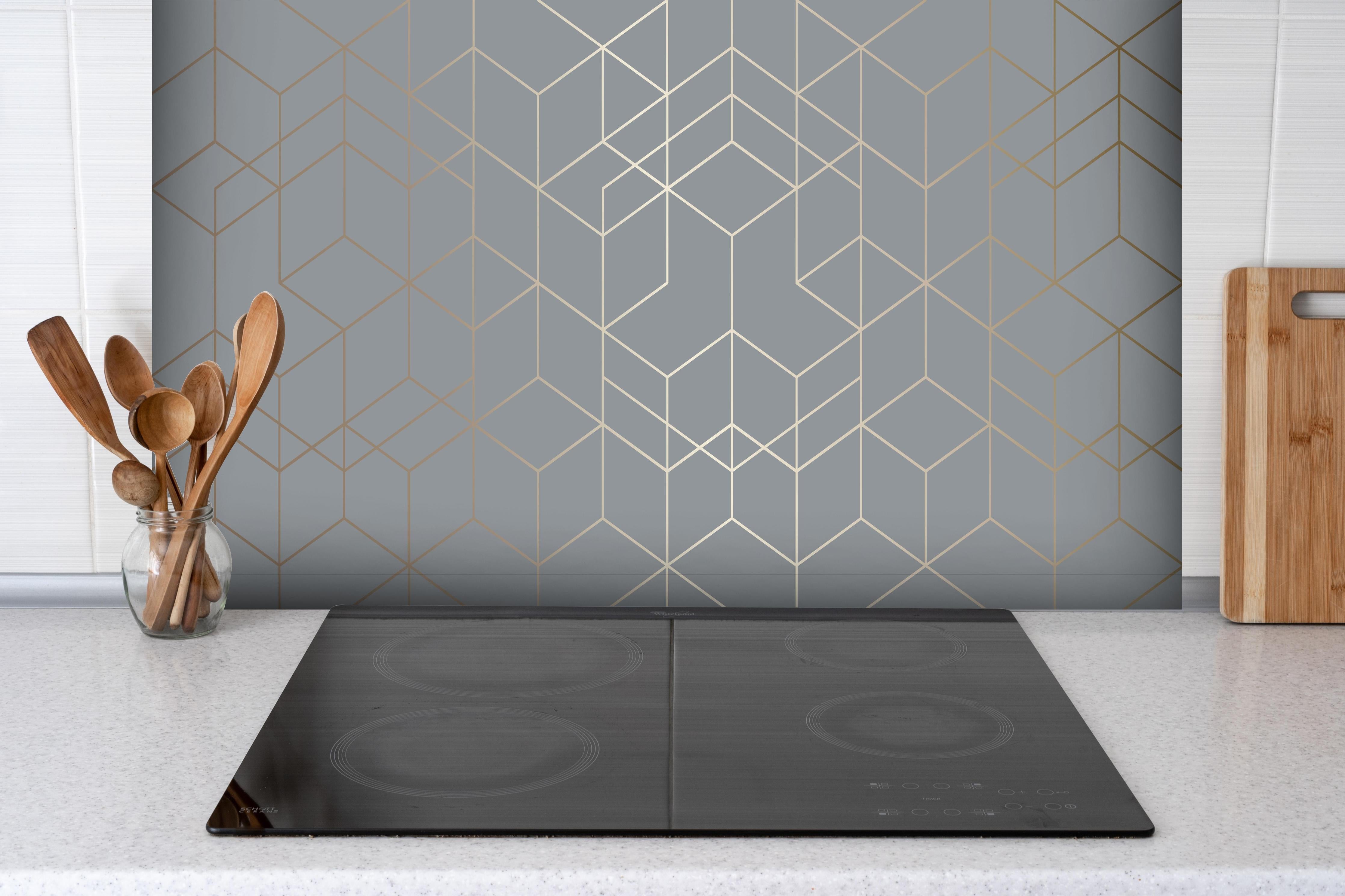 Spritzschutz - Abstrakte Weiße Kunst mit Grau Akzenten hinter einem Cerankochfeld zwischen Holz-Kochutensilien