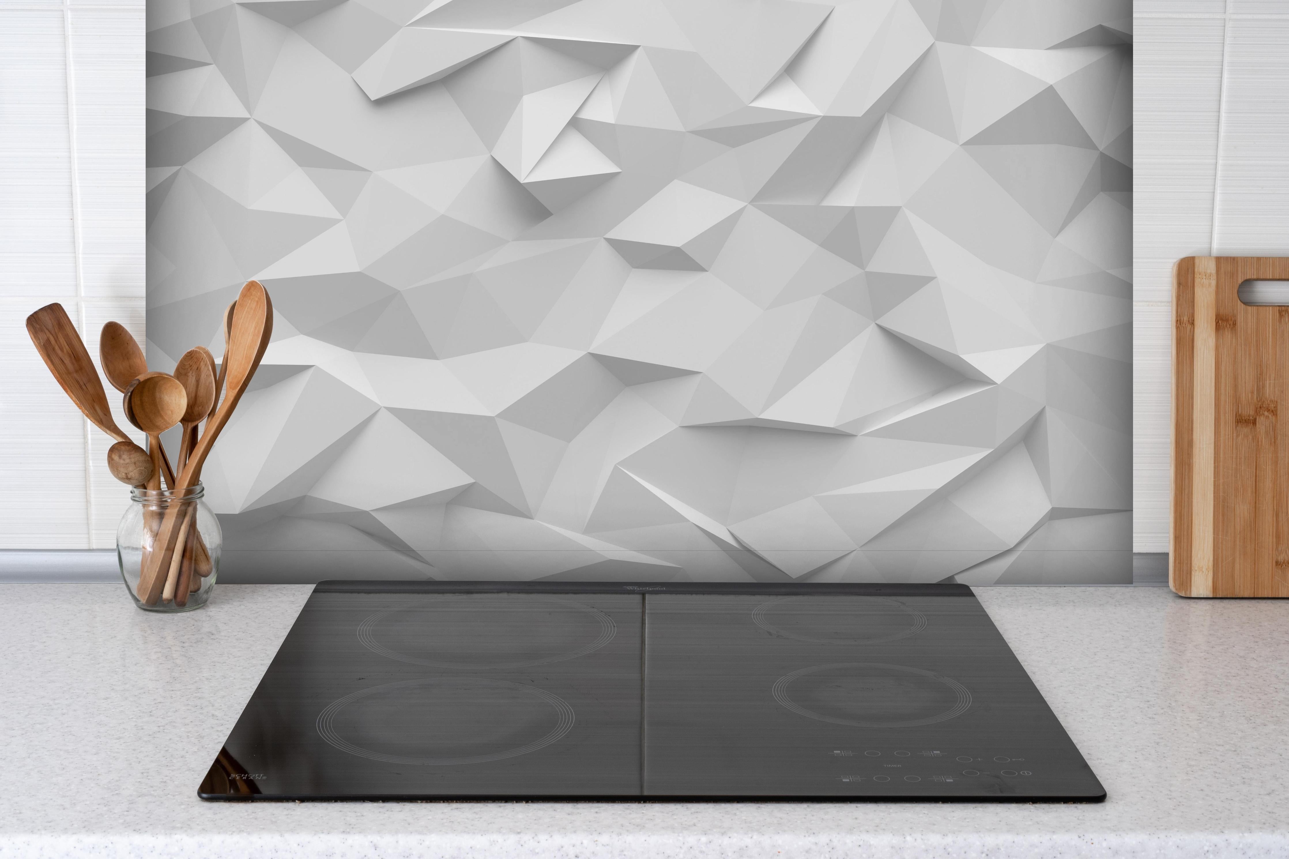 Spritzschutz - Abstrakte Weiße Polygon-Textur mit Grau hinter einem Cerankochfeld zwischen Holz-Kochutensilien