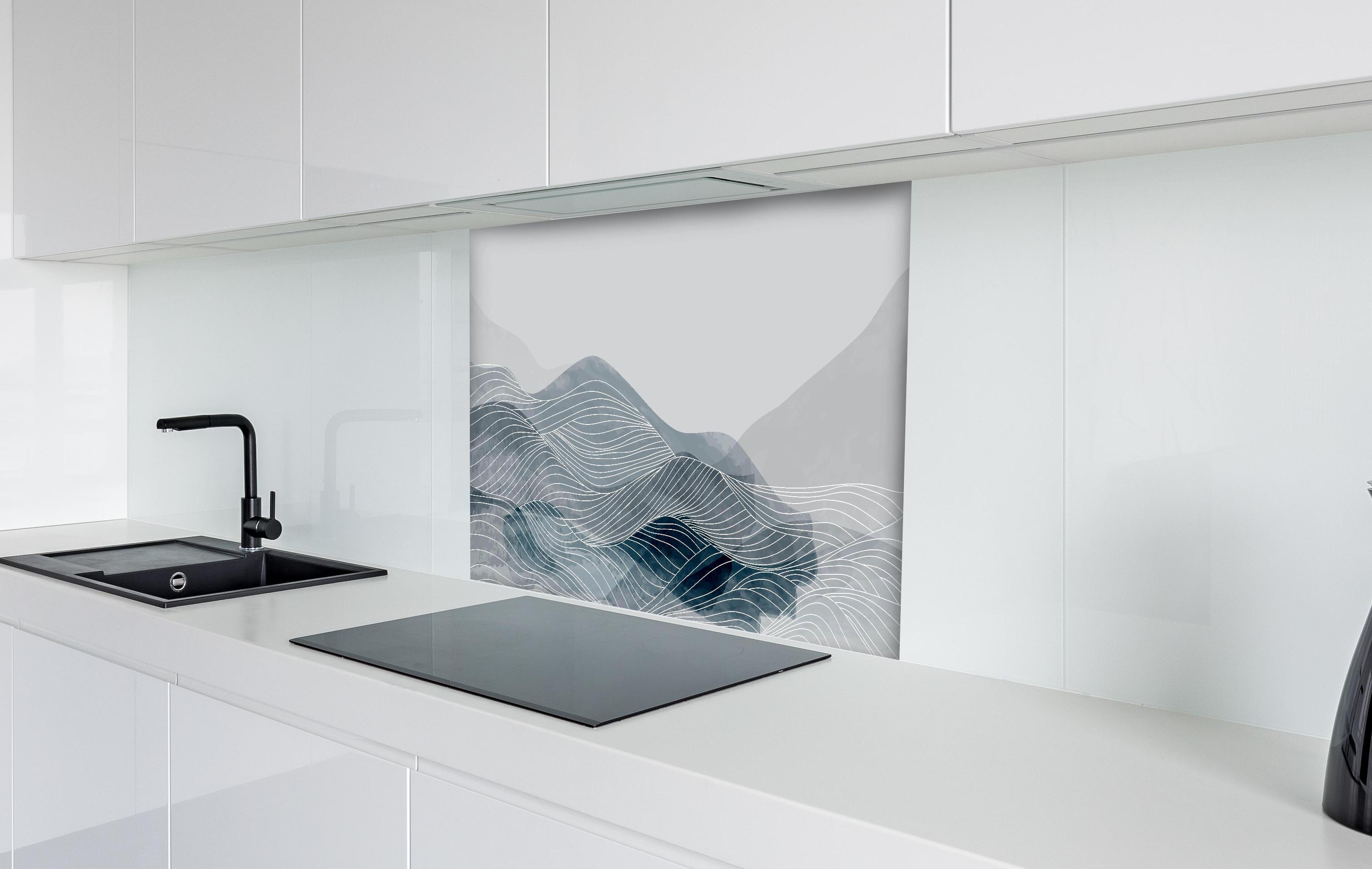 Spritzschutz - Abstrakte Wellen in Grau und Weiß hinter einem Cerankochfeld zwischen Holz-Kochutensilien