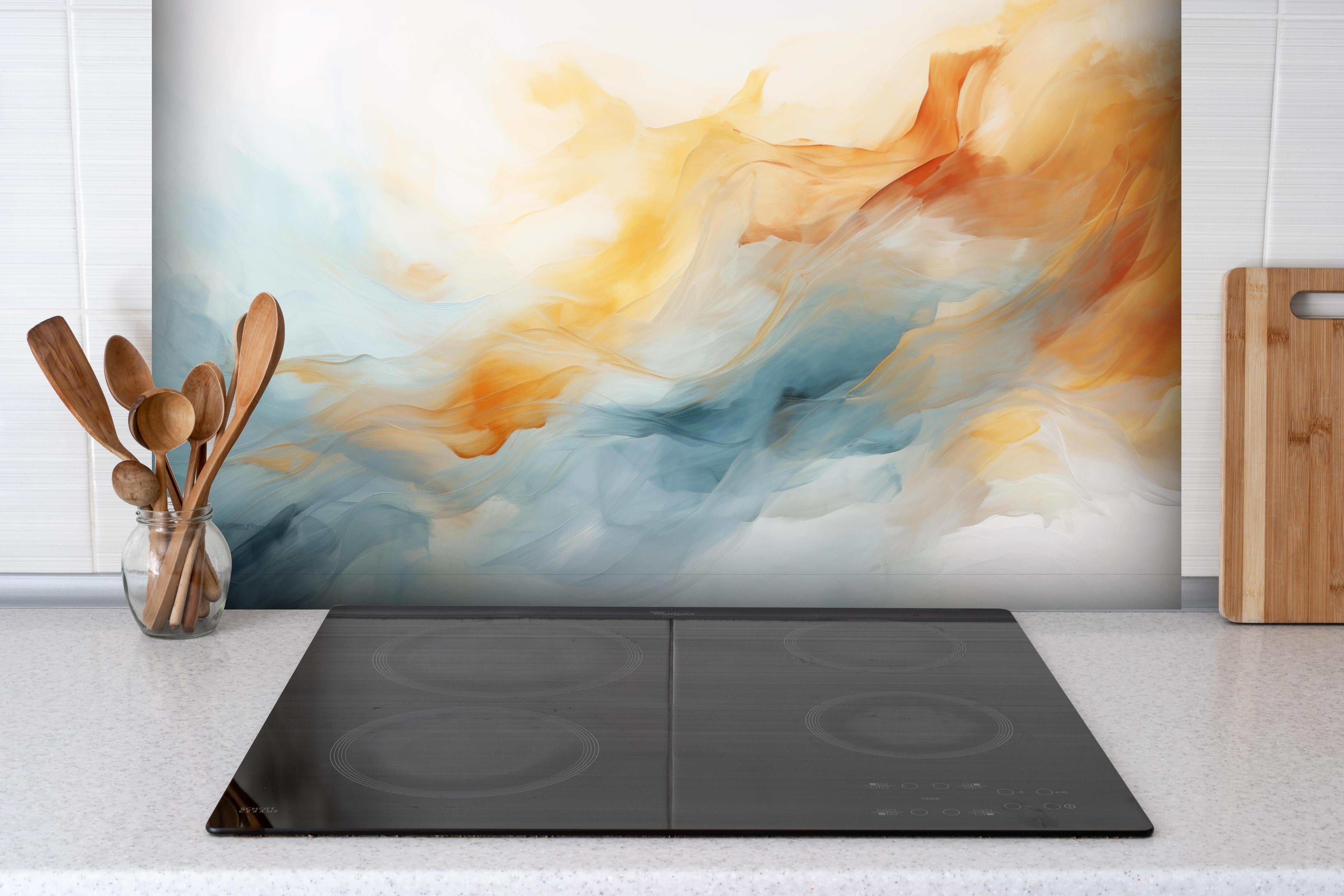 Spritzschutz - Abstrakte Wellen in warmen und kühlen Tönen hinter einem Cerankochfeld zwischen Holz-Kochutensilien