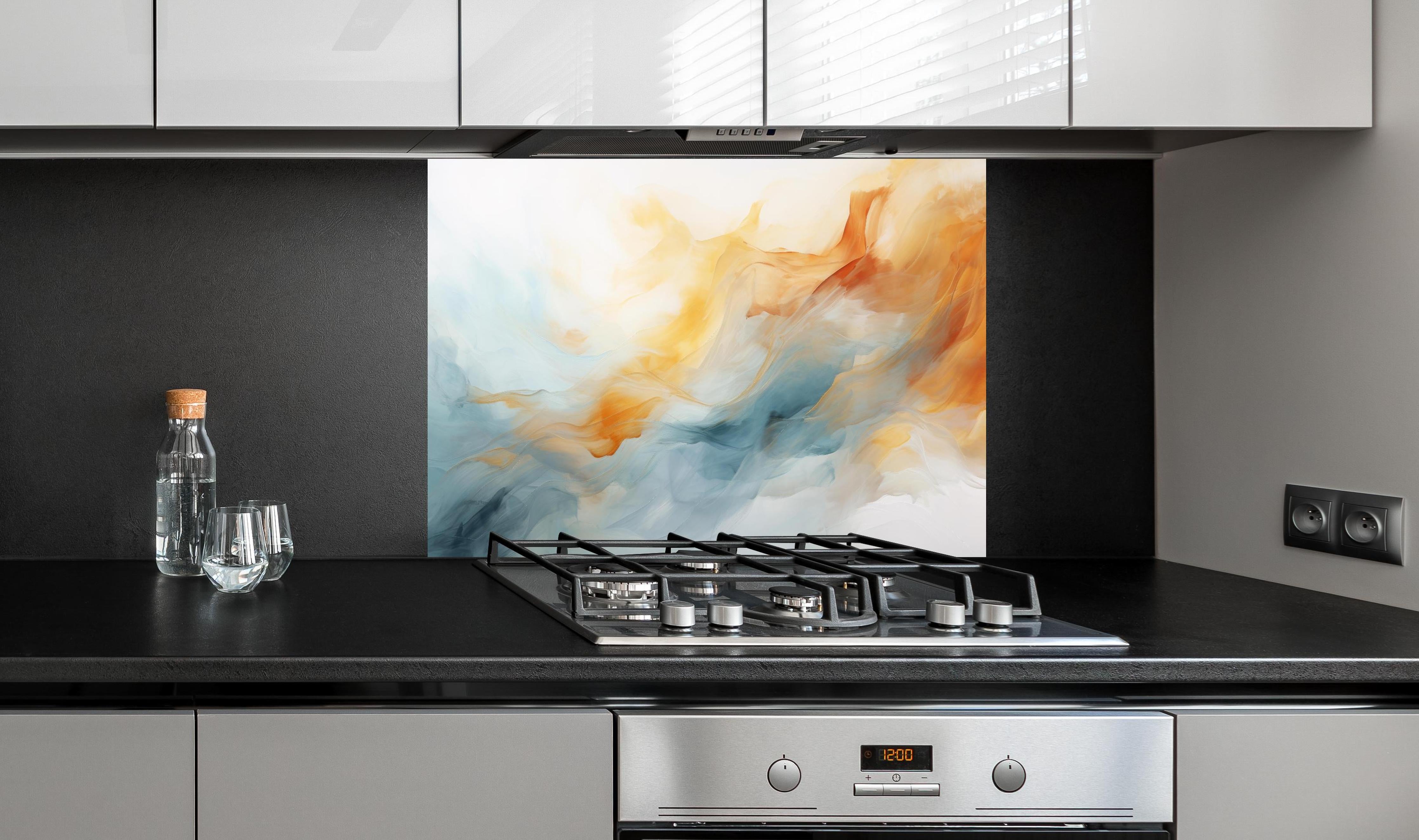 Spritzschutz - Abstrakte Wellen in warmen und kühlen Tönen hinter einem Cerankochfeld zwischen Holz-Kochutensilien