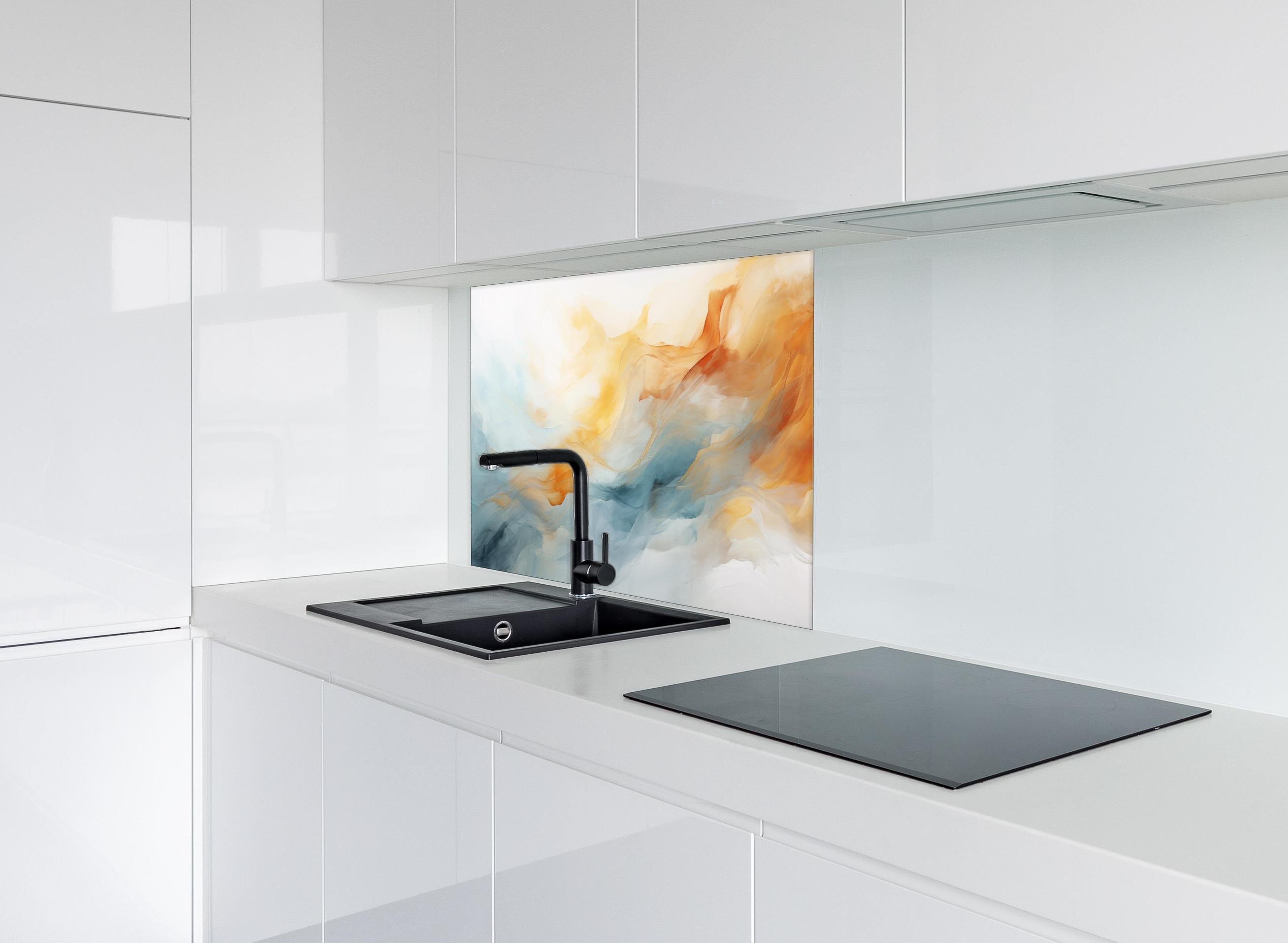 Spritzschutz - Abstrakte Wellen in warmen und kühlen Tönen hinter einem Cerankochfeld zwischen Holz-Kochutensilien