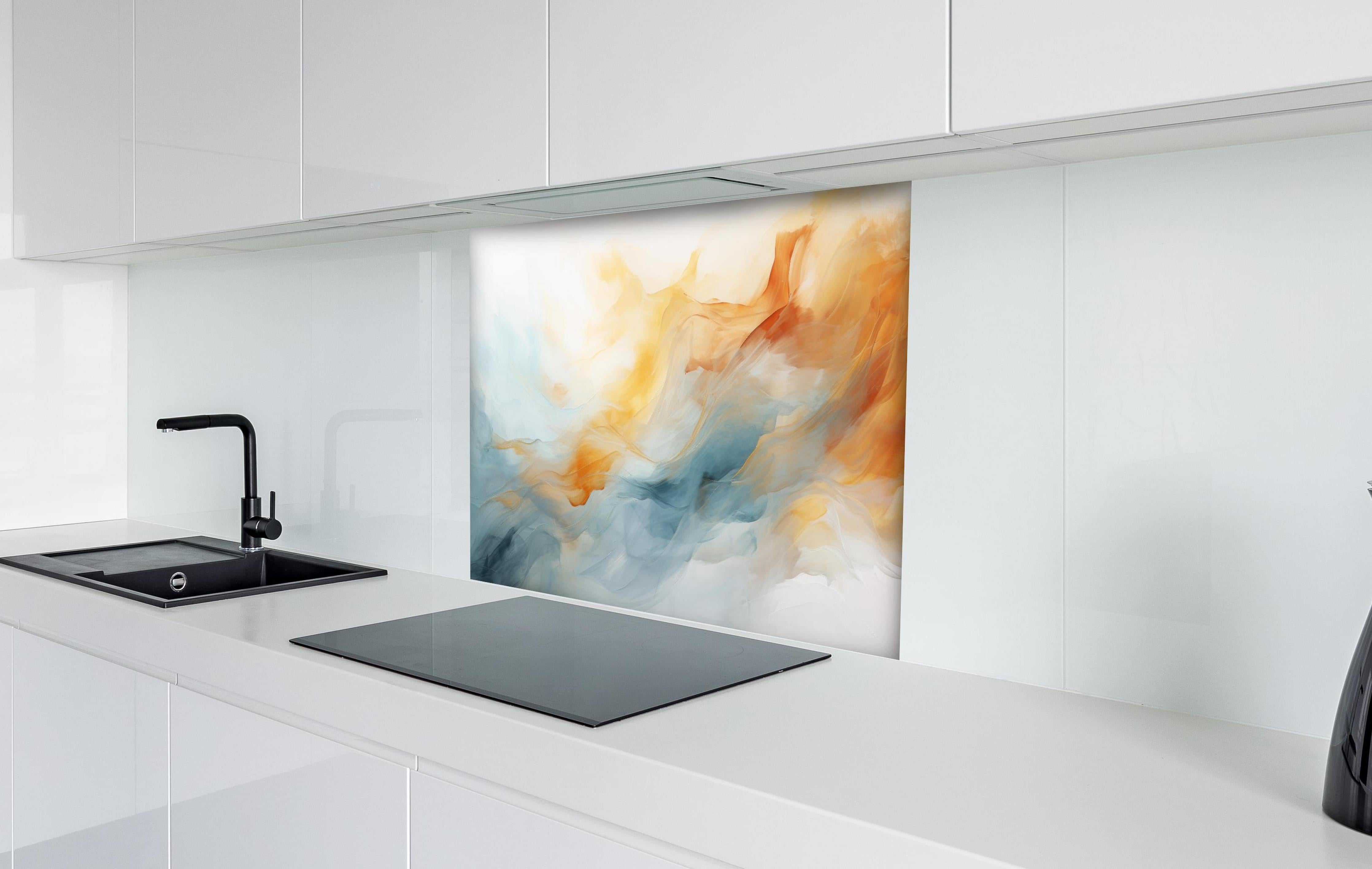 Spritzschutz - Abstrakte Wellen in warmen und kühlen Tönen hinter einem Cerankochfeld zwischen Holz-Kochutensilien