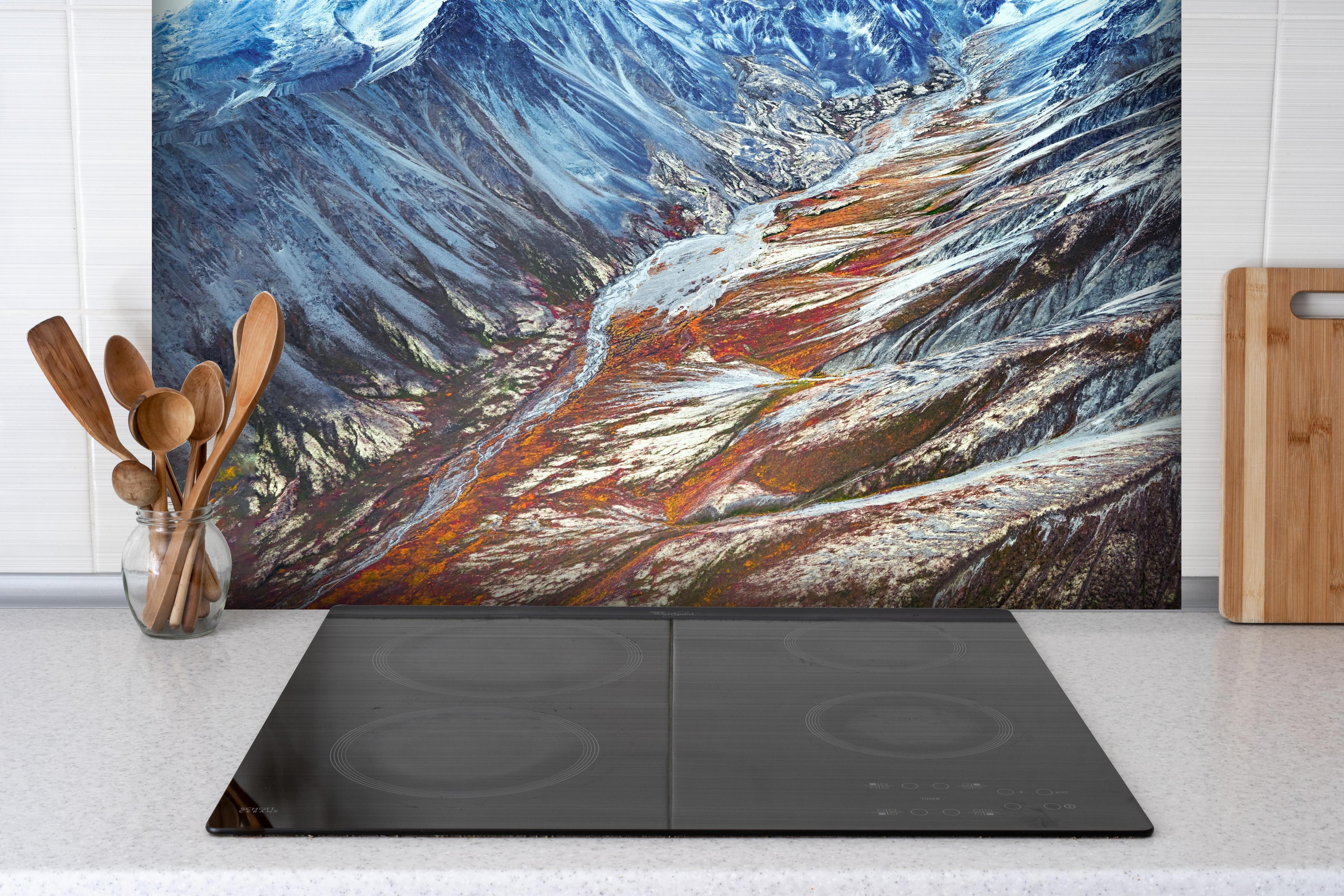 Spritzschutz - Abstrakte Winter Berge in Alaska hinter einem Cerankochfeld zwischen Holz-Kochutensilien