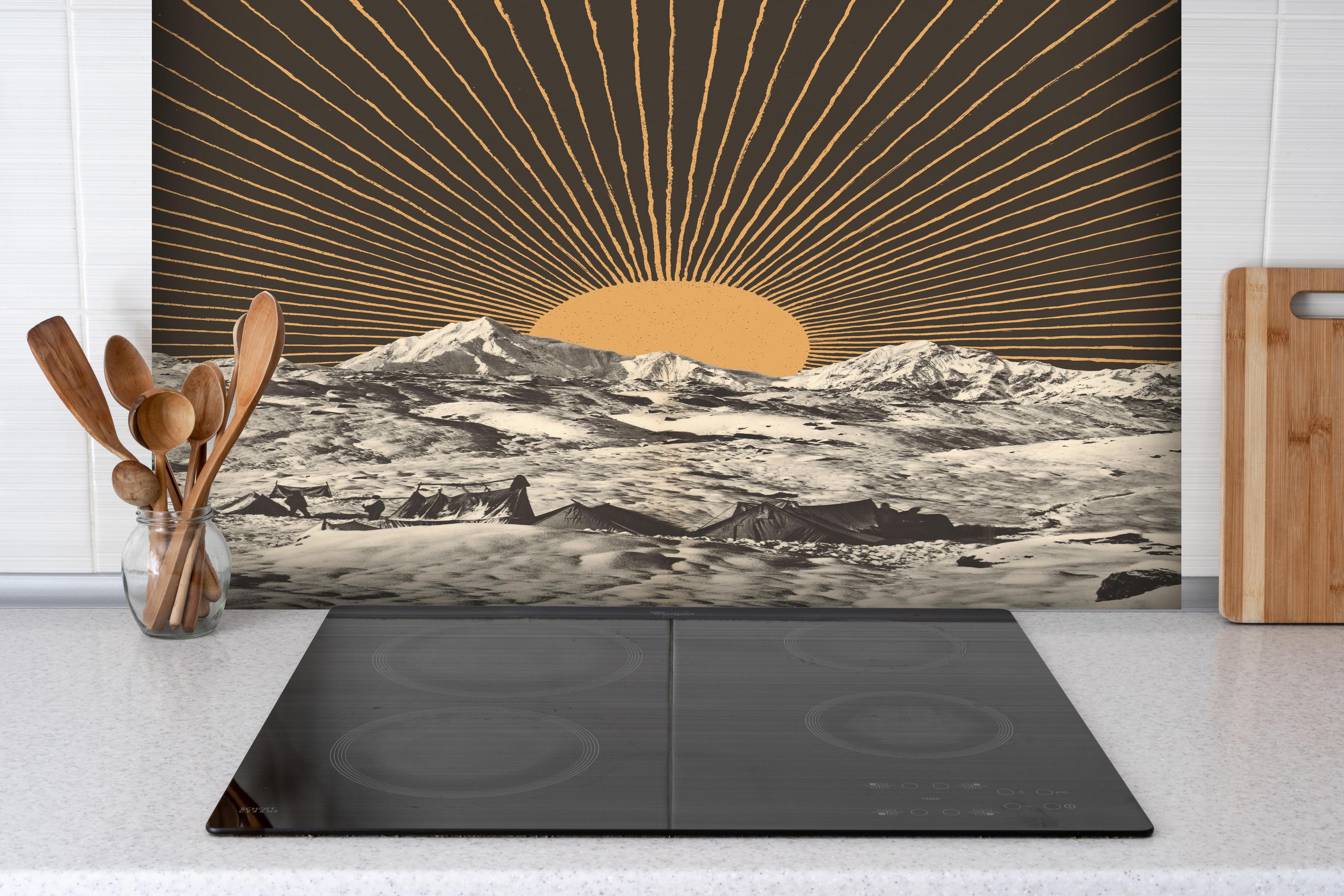 Spritzschutz - Abstrakte Winterberge mit Sonnenstrahlen hinter einem Cerankochfeld zwischen Holz-Kochutensilien