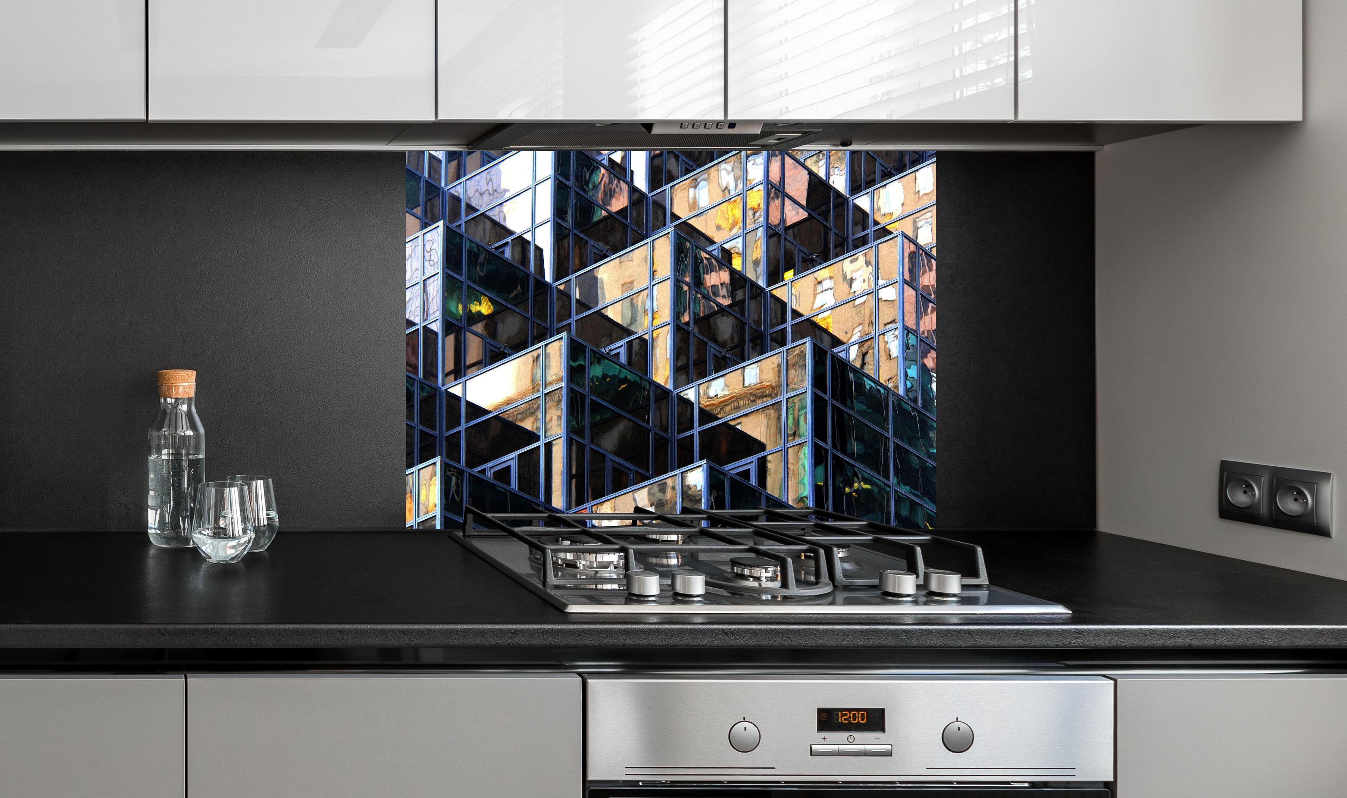 Spritzschutz - Abstrakte Würfel Darstellung hinter einem Cerankochfeld zwischen Holz-Kochutensilien