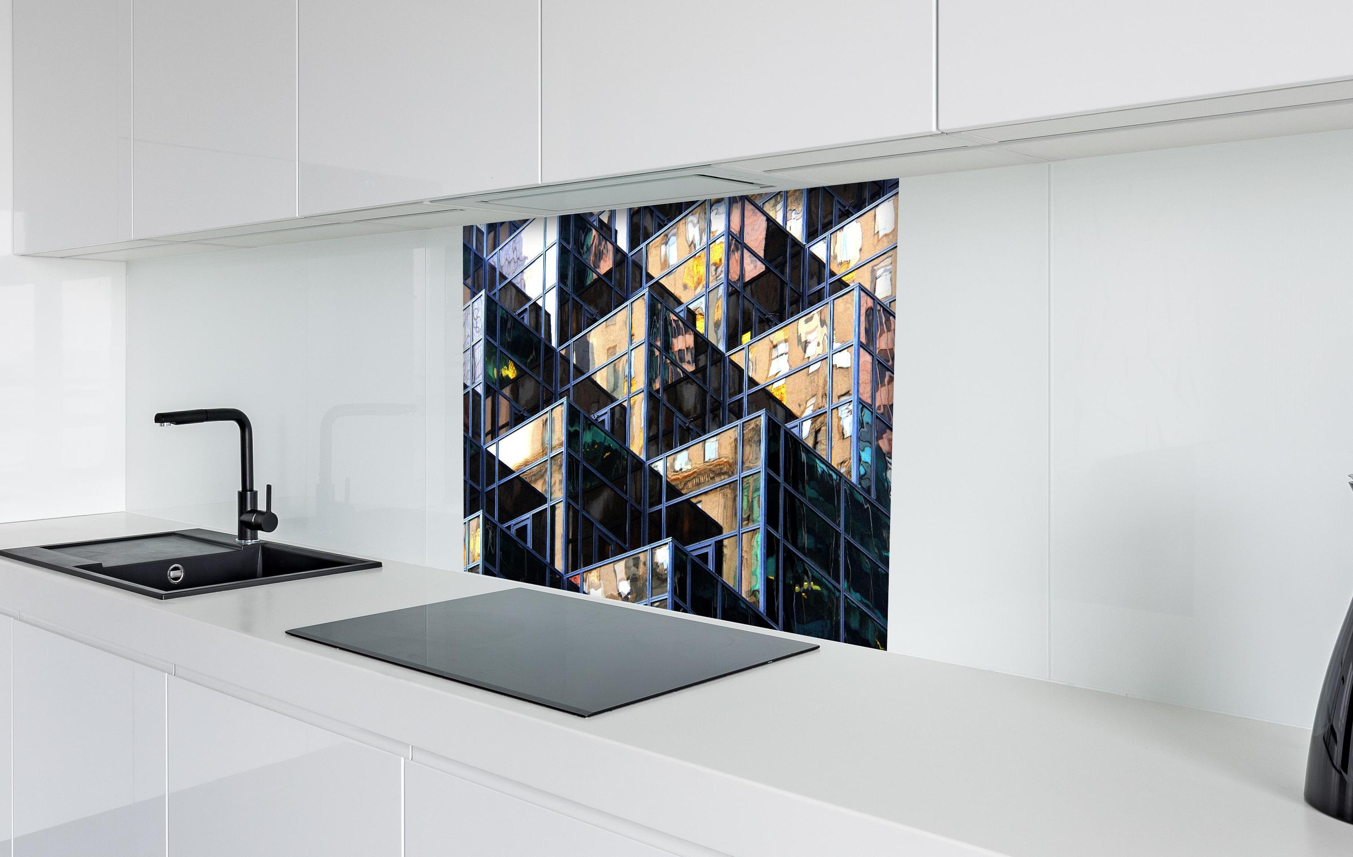 Spritzschutz - Abstrakte Würfel Darstellung hinter einem Cerankochfeld zwischen Holz-Kochutensilien