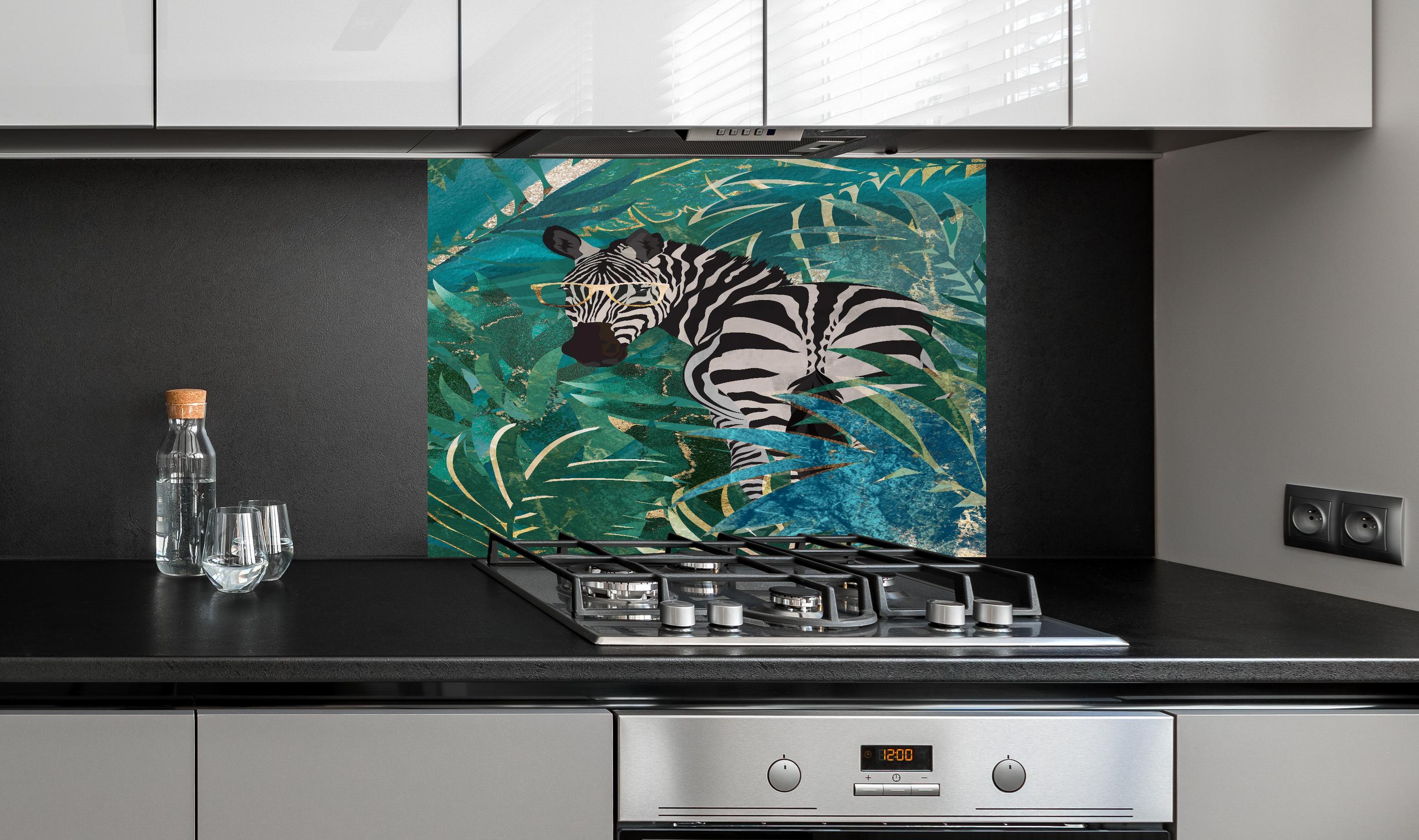 Spritzschutz - Abstrakte Zebra Malerei hinter einem Cerankochfeld zwischen Holz-Kochutensilien