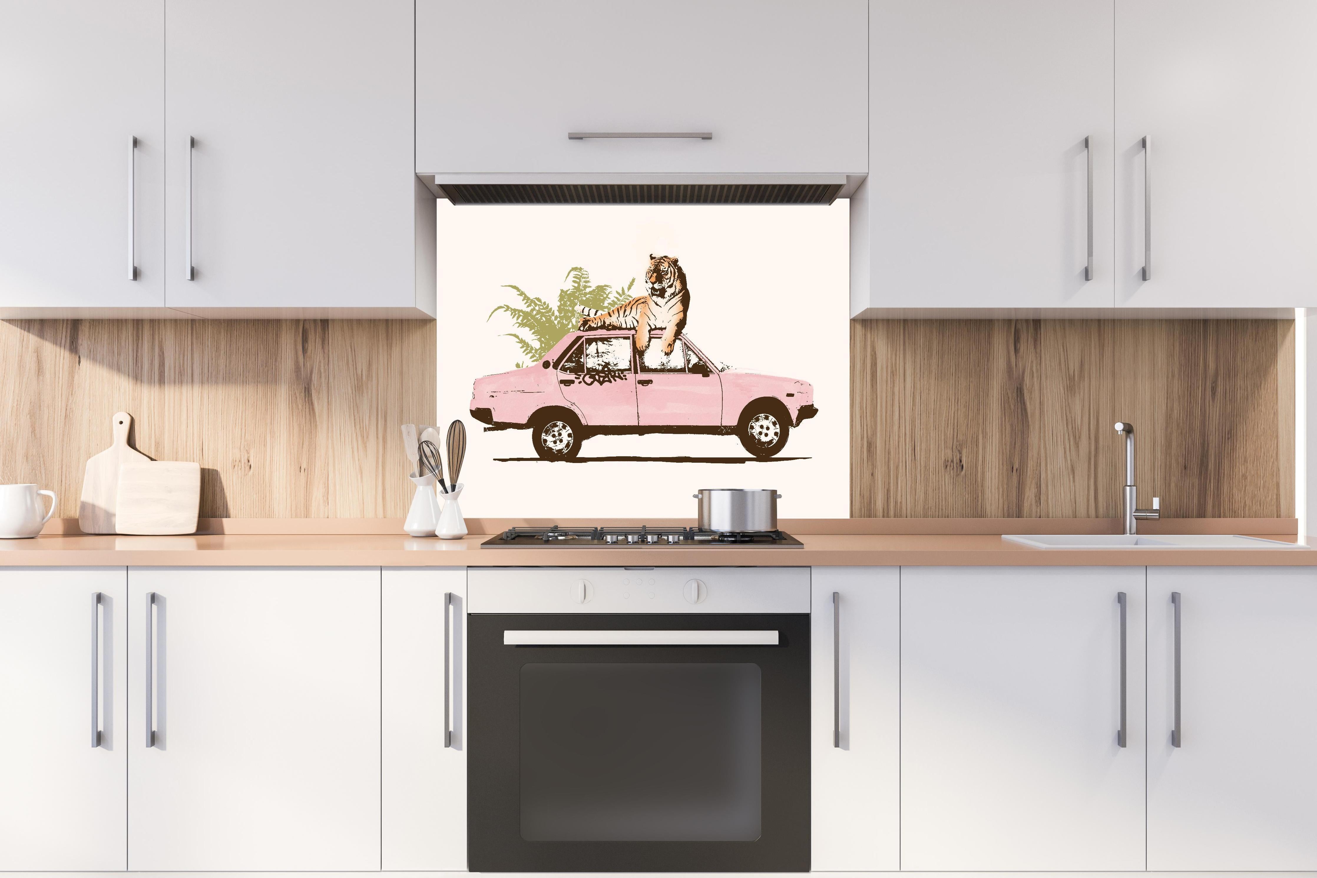 Spritzschutz - Abstrakte Zeichnung hinter einem Cerankochfeld zwischen Holz-Kochutensilien