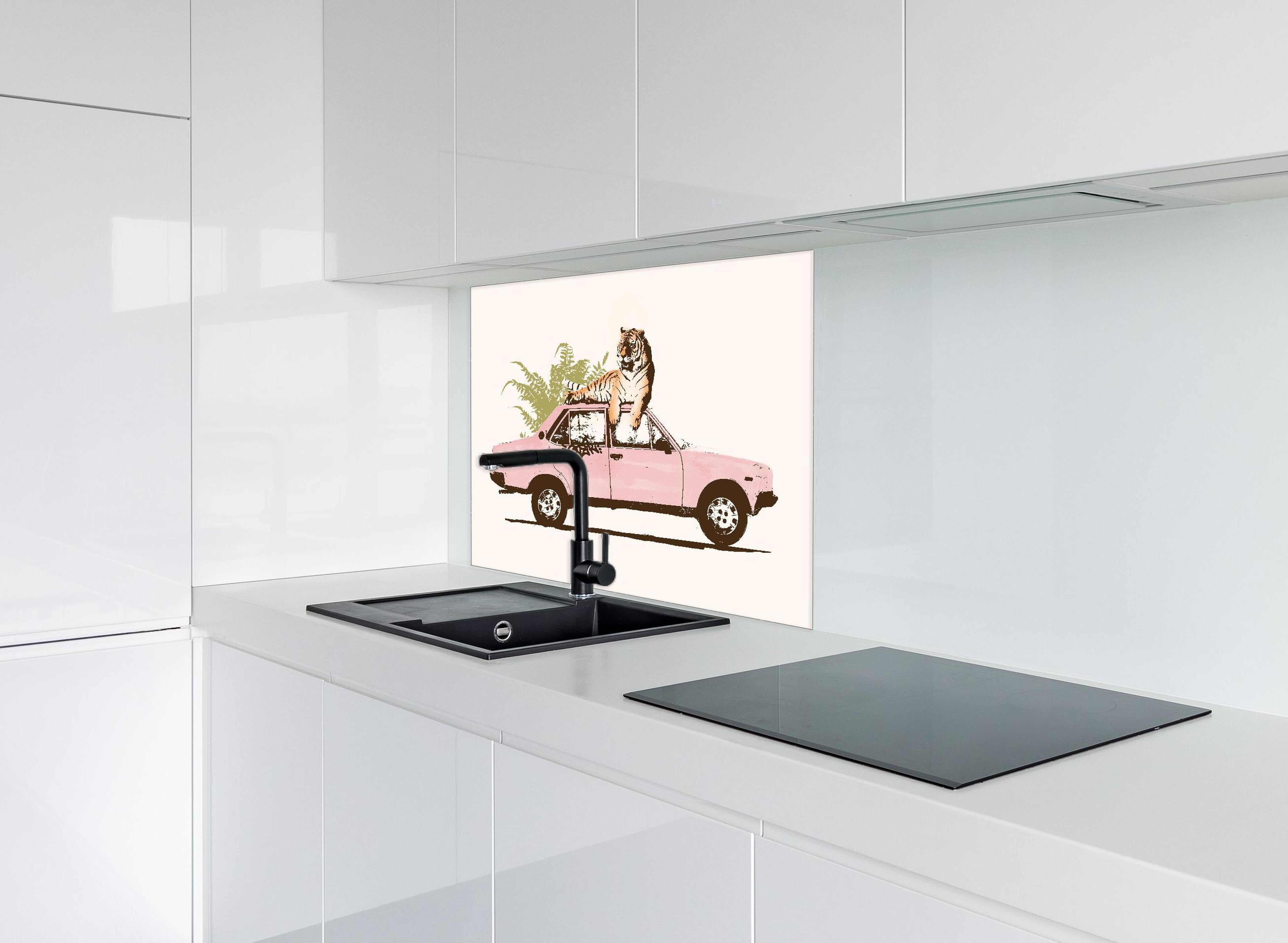 Spritzschutz - Abstrakte Zeichnung hinter einem Cerankochfeld zwischen Holz-Kochutensilien