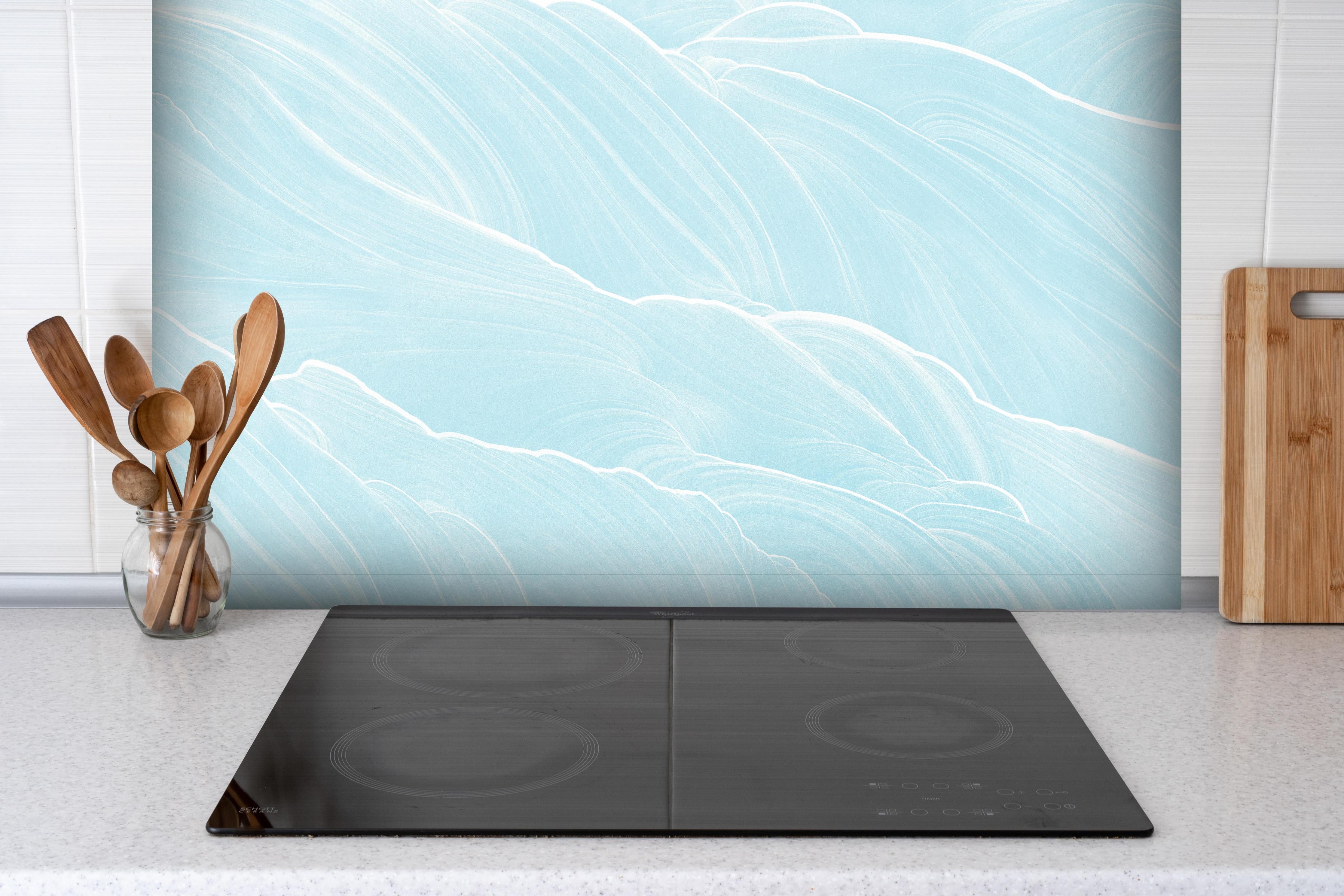 Spritzschutz - Abstrakte blaue Wellen Muster hinter einem Cerankochfeld zwischen Holz-Kochutensilien