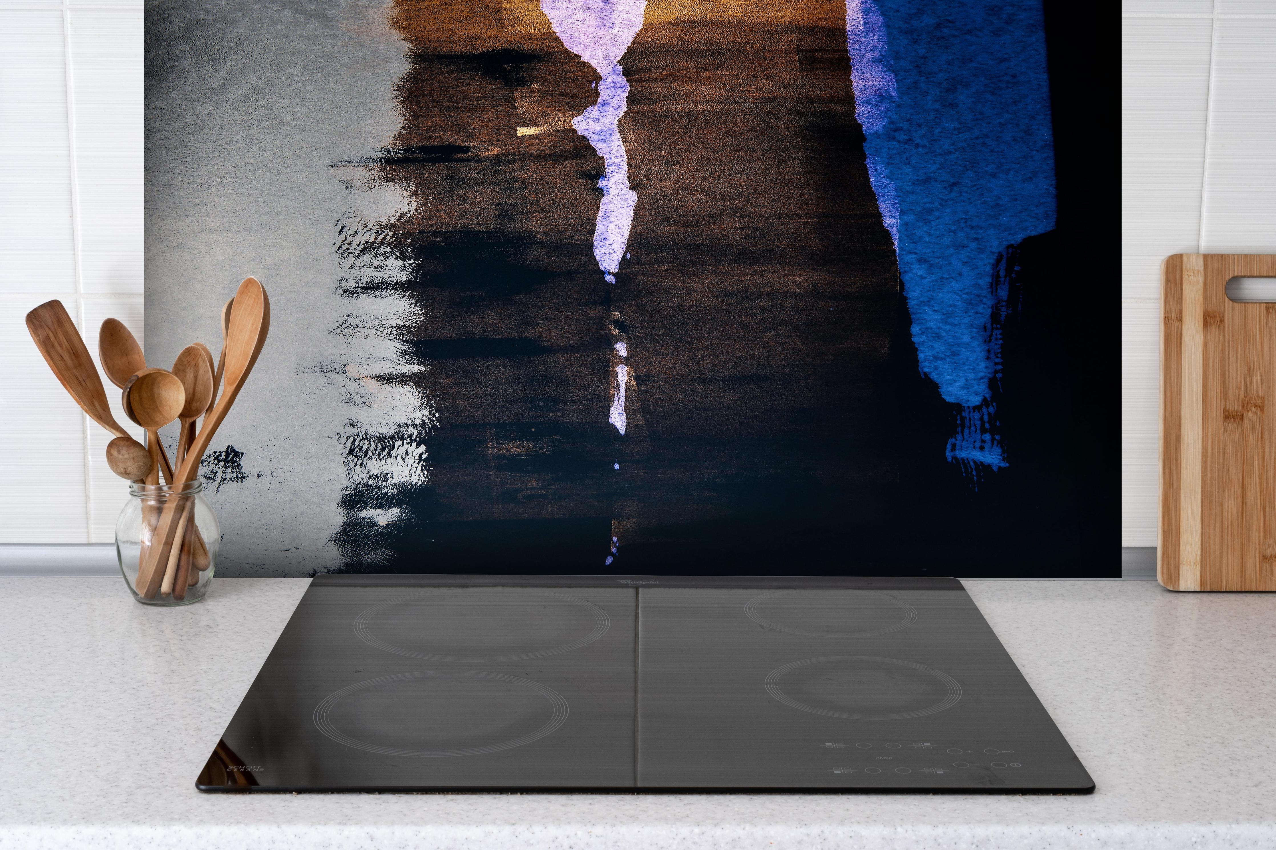 Spritzschutz - Abstrakte dunkle Steinreflexion mit Pinselstrich hinter einem Cerankochfeld zwischen Holz-Kochutensilien